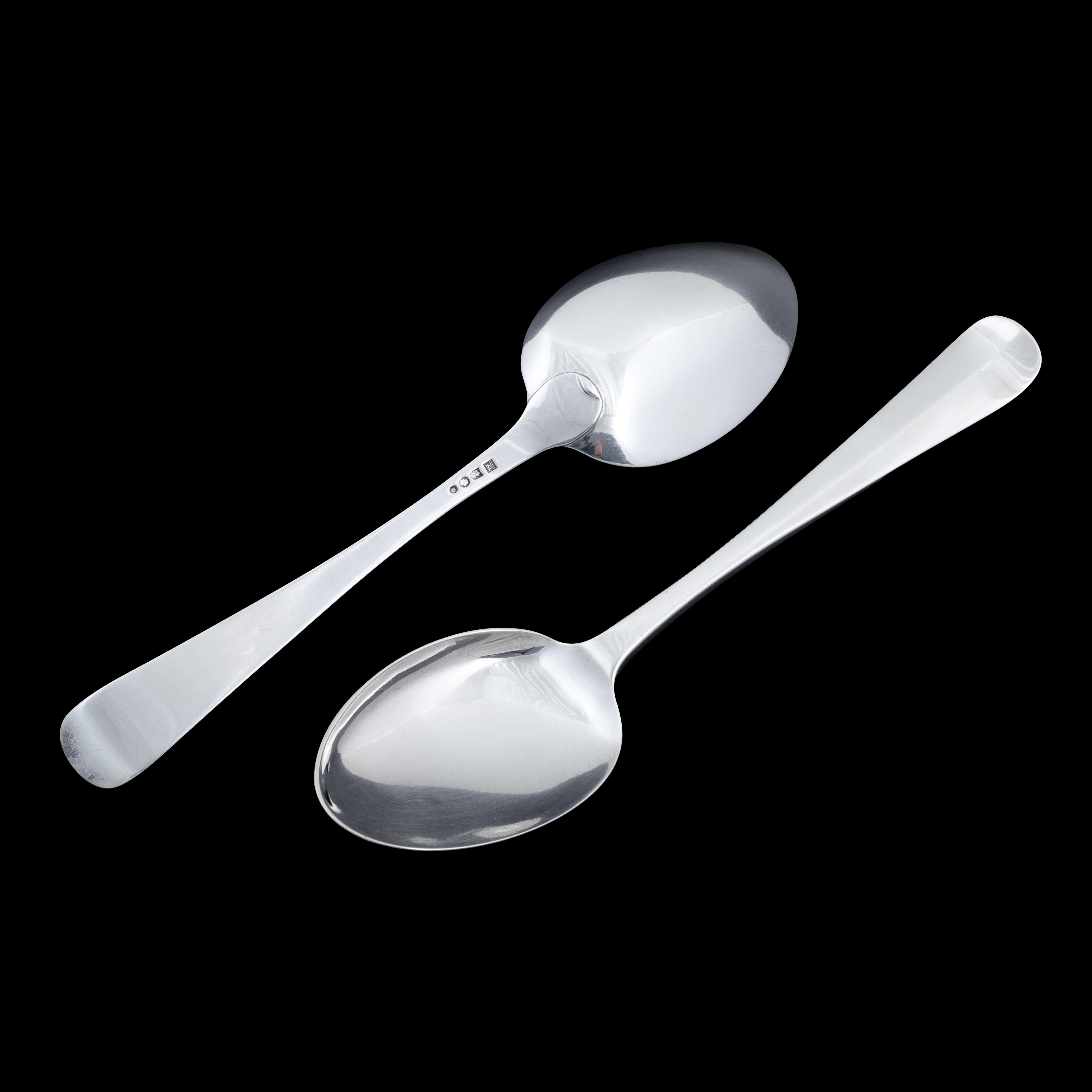 Pareja de cucharas de servir de plata en venta 4