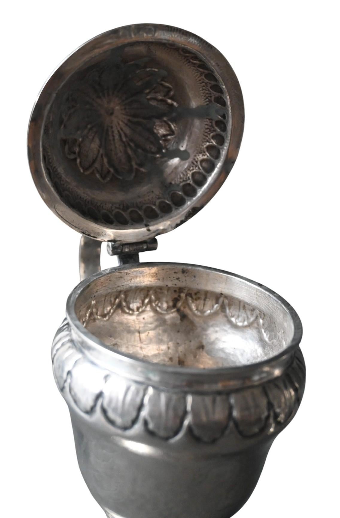 Paar Gewürzkannen aus Silber - Mathieu Guillaume, Lüttich, CIRCA 1785-1790 im Zustand „Gut“ im Angebot in Bilzen, BE