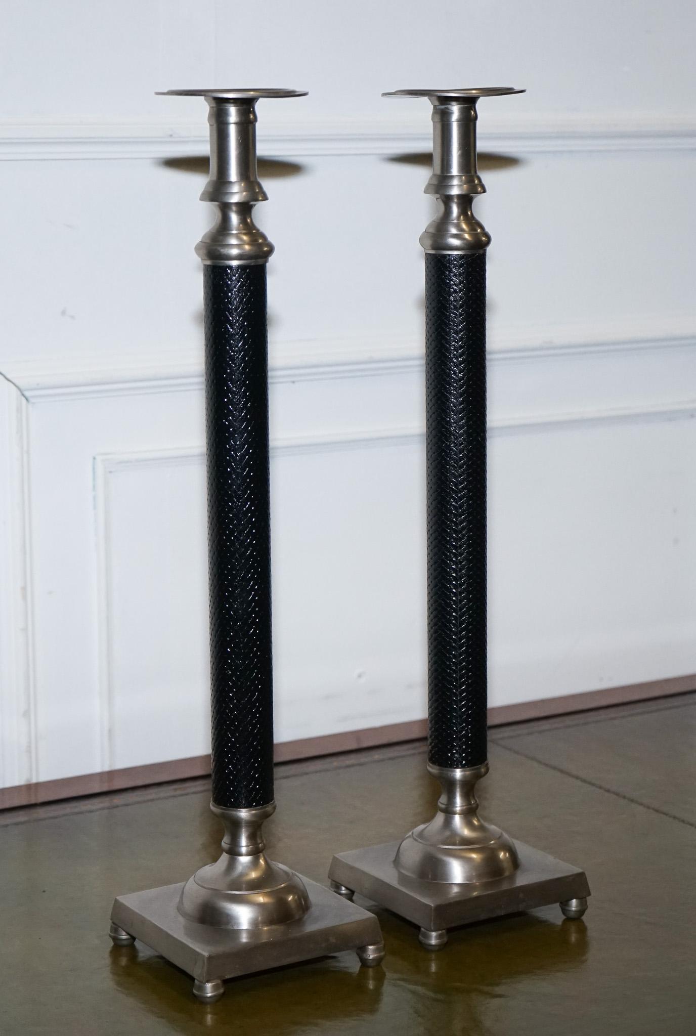 Fatto a mano COPPIA DI PORTACANDELE IN ACCIAIO INOX ARGENTO E NERO IN STILE RALPH LAUREN in vendita