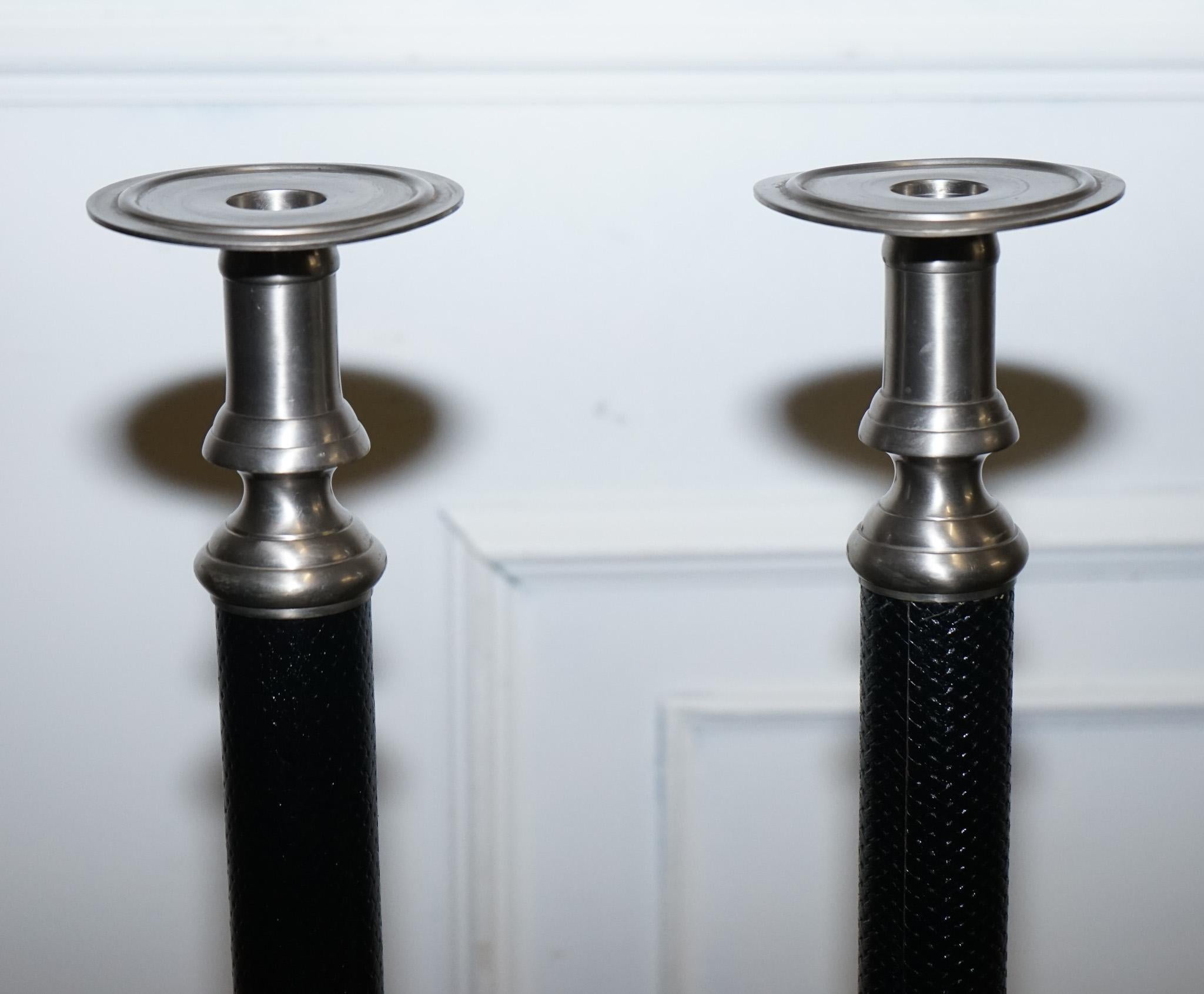 XX secolo COPPIA DI PORTACANDELE IN ACCIAIO INOX ARGENTO E NERO IN STILE RALPH LAUREN in vendita