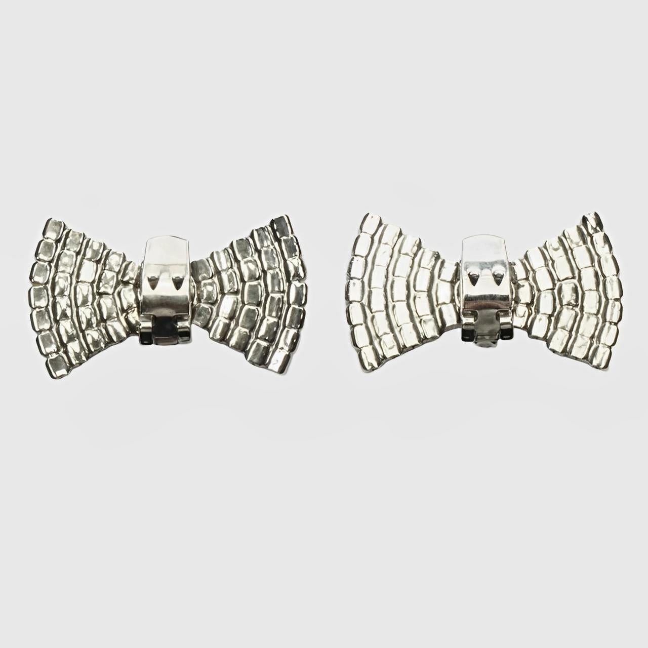 Un delizioso paio di fermascarpe con design a fiocco in tonalità argento impreziosito da cristalli. Sono in ottime condizioni.

Misura 4 cm di lunghezza e 2,4 cm di larghezza massima.

Queste clip per scarpe di alta qualità sono perfette per