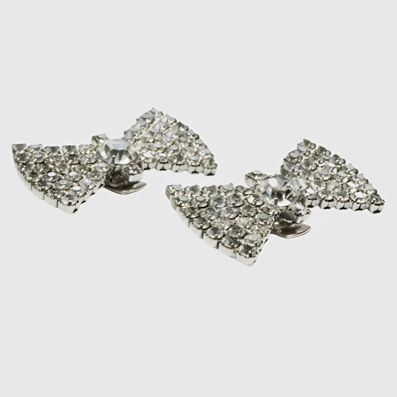 Coppia di fermascarpe con fiocco in tonalità argento e cristalli In condizioni buone in vendita a London, GB