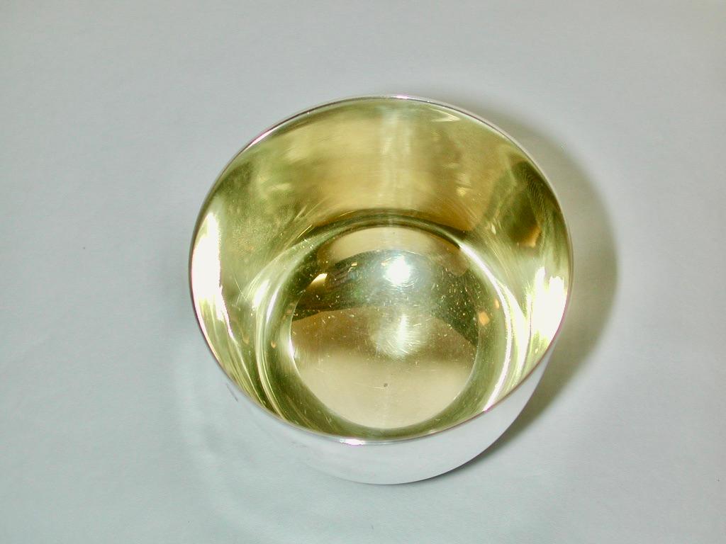 Coppia di tazze da bicchiere in argento datate 1977 e testate a Sheffield dalla Sterling Silverware Ltd.
Questa bella coppia di bicchieri tumbler è stata realizzata a Sheffield dalla Sterling Silverware Limited.
un grande produttore di argento di