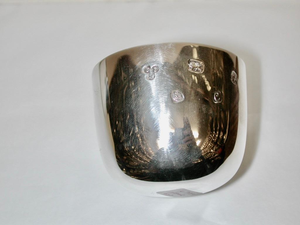 Inglese Coppia di tazze da bicchiere in argento datate 1977 Sheffield Assay Sterling Silverware Ltd. in vendita