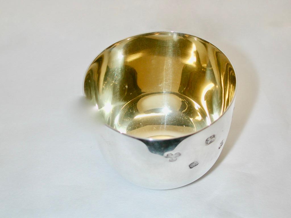 Coppia di tazze da bicchiere in argento datate 1977 Sheffield Assay Sterling Silverware Ltd. In condizioni buone in vendita a London, GB