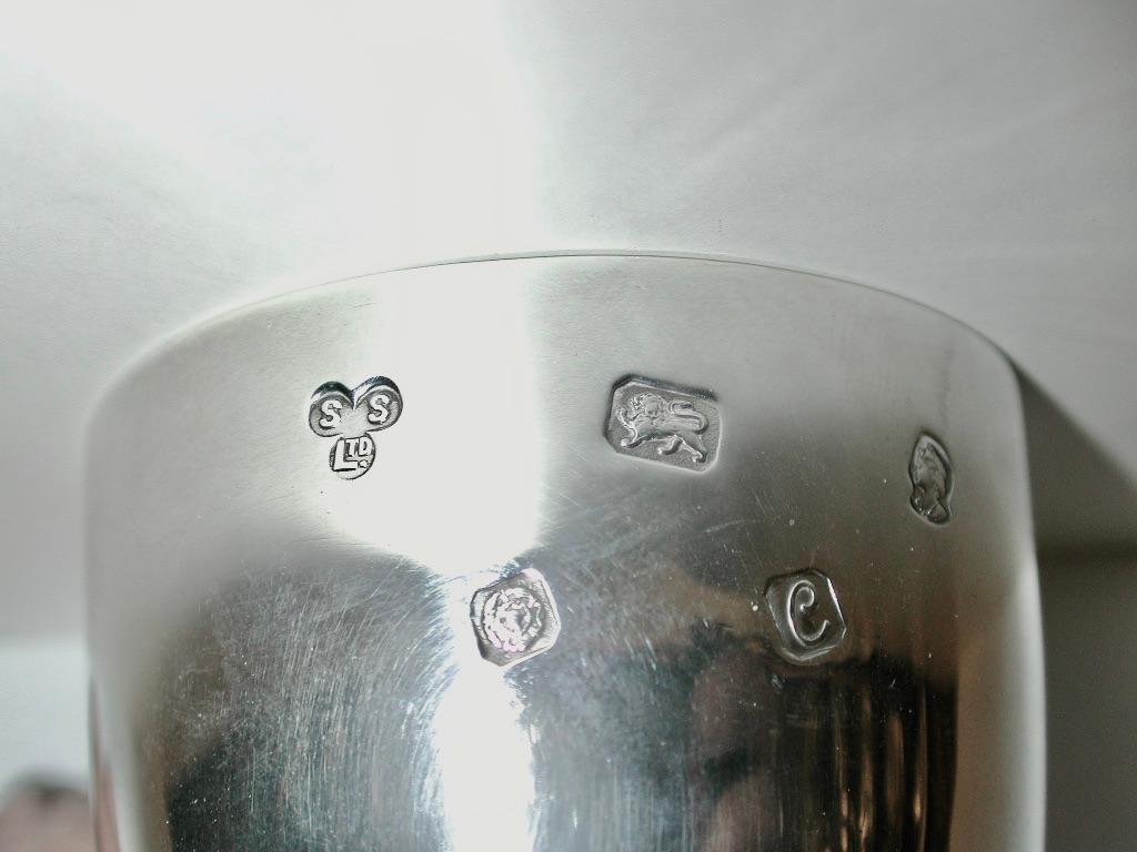 Fine XX secolo Coppia di tazze da bicchiere in argento datate 1977 Sheffield Assay Sterling Silverware Ltd. in vendita