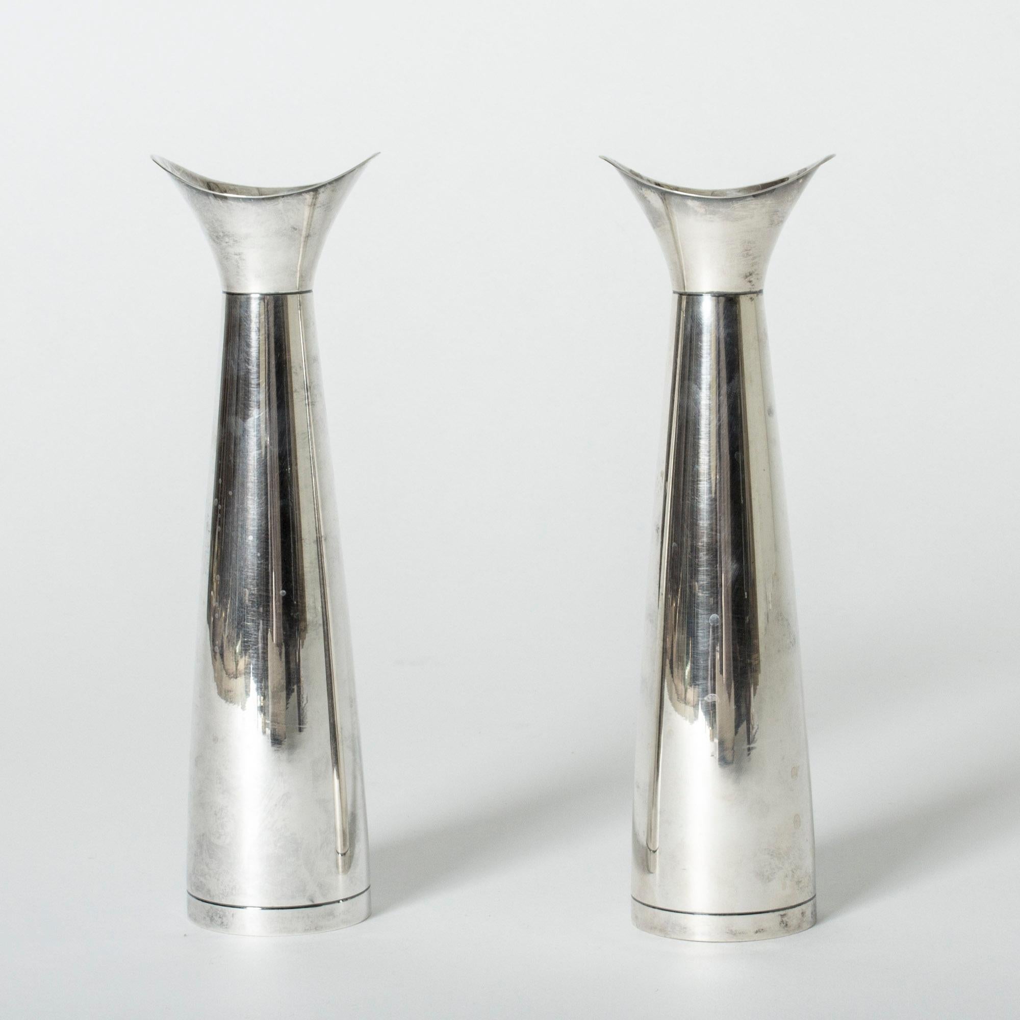 Paire d'élégants vases en argent par Gustaf Jansson pour C. G. Hallberg. Forme élancée avec des bouches plus larges dans un design ovale. Très élégant pour une seule fleur.

