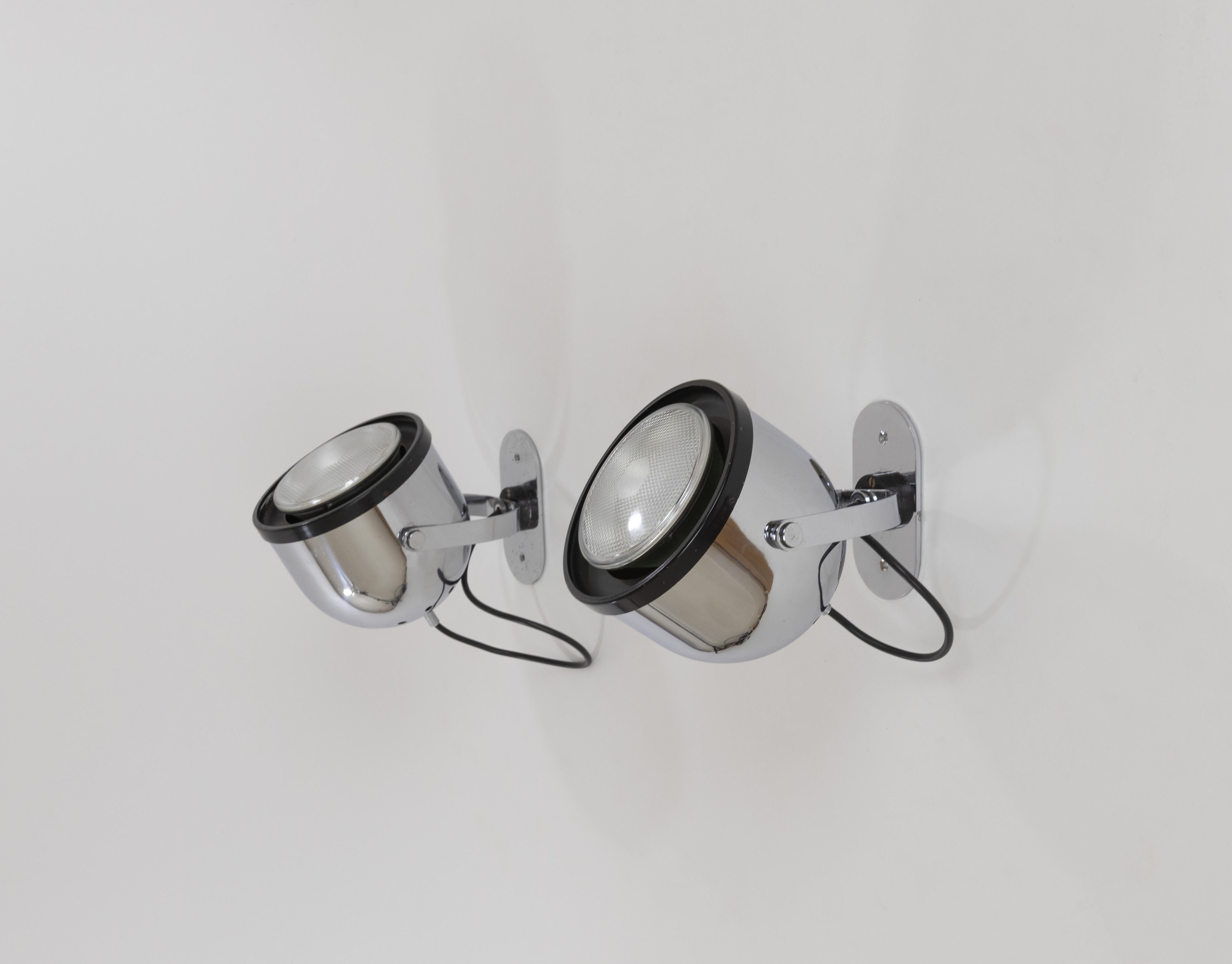 Italiano Coppia di lampade da parete in argento di Gae Aulenti & Livio Castiglioni per Stilnovo, anni '70 in vendita