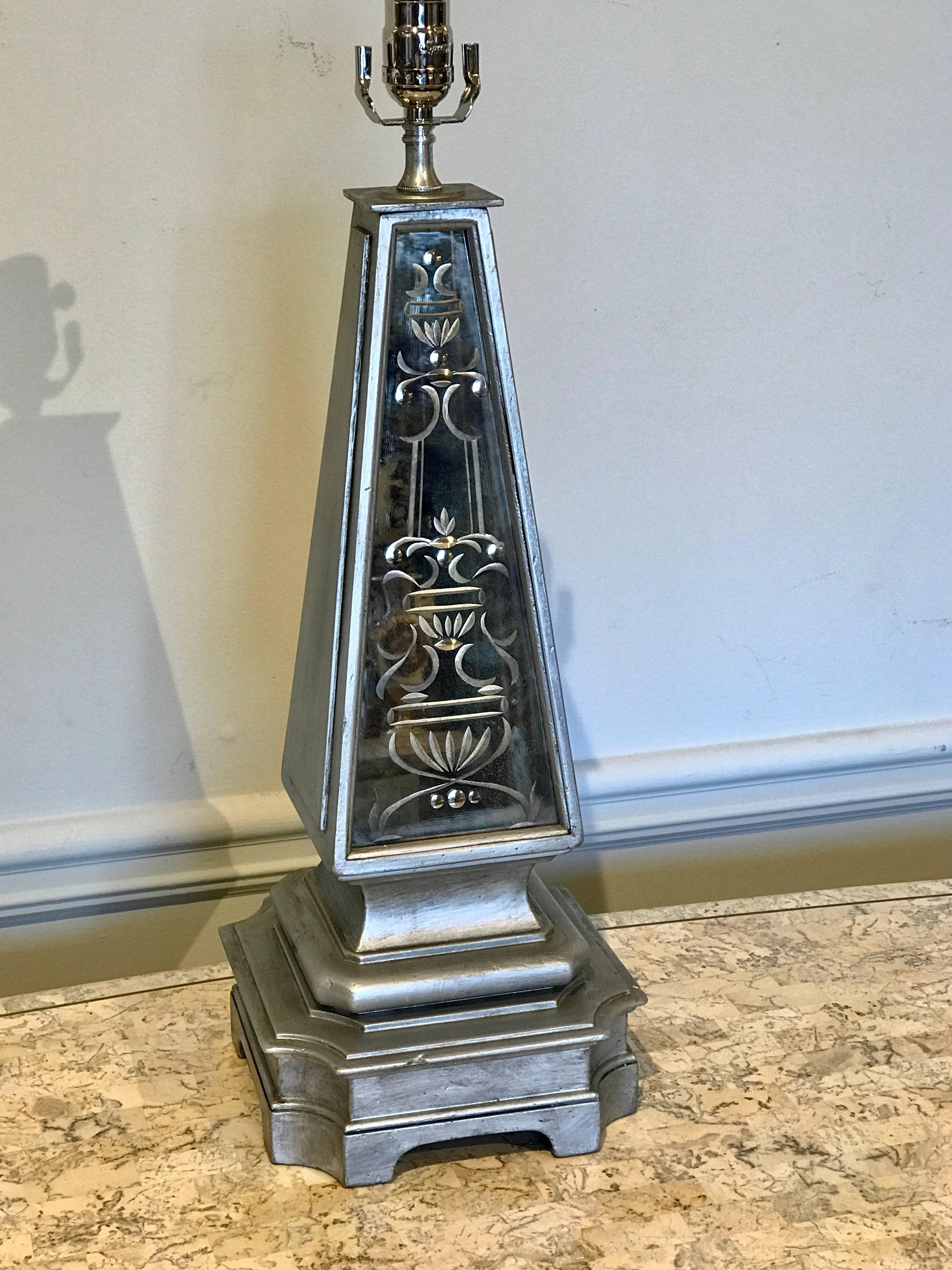 Neoclassico Coppia di lampade a obelisco argentate e incise a specchio in vendita