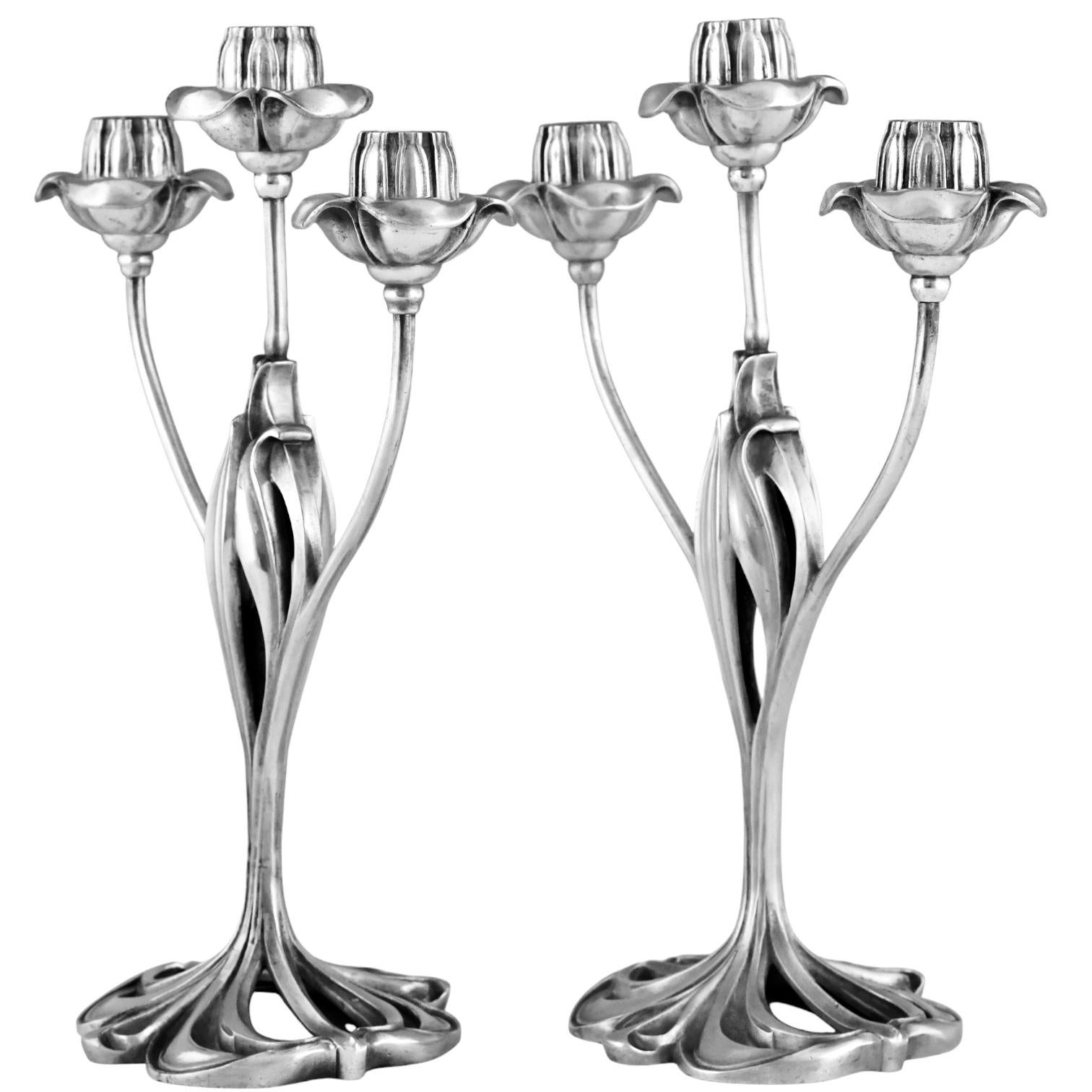 Coppia di candelabri Art Nouveau in bronzo argentato con disegno floreale di Georges De Feure per la Galerie L' Art Nouveau di Parigi, Francia 1901.  
Questi candelabri a 3 luci in bronzo argentato sono illustrati in diversi libri. 
Metalkunst vom
