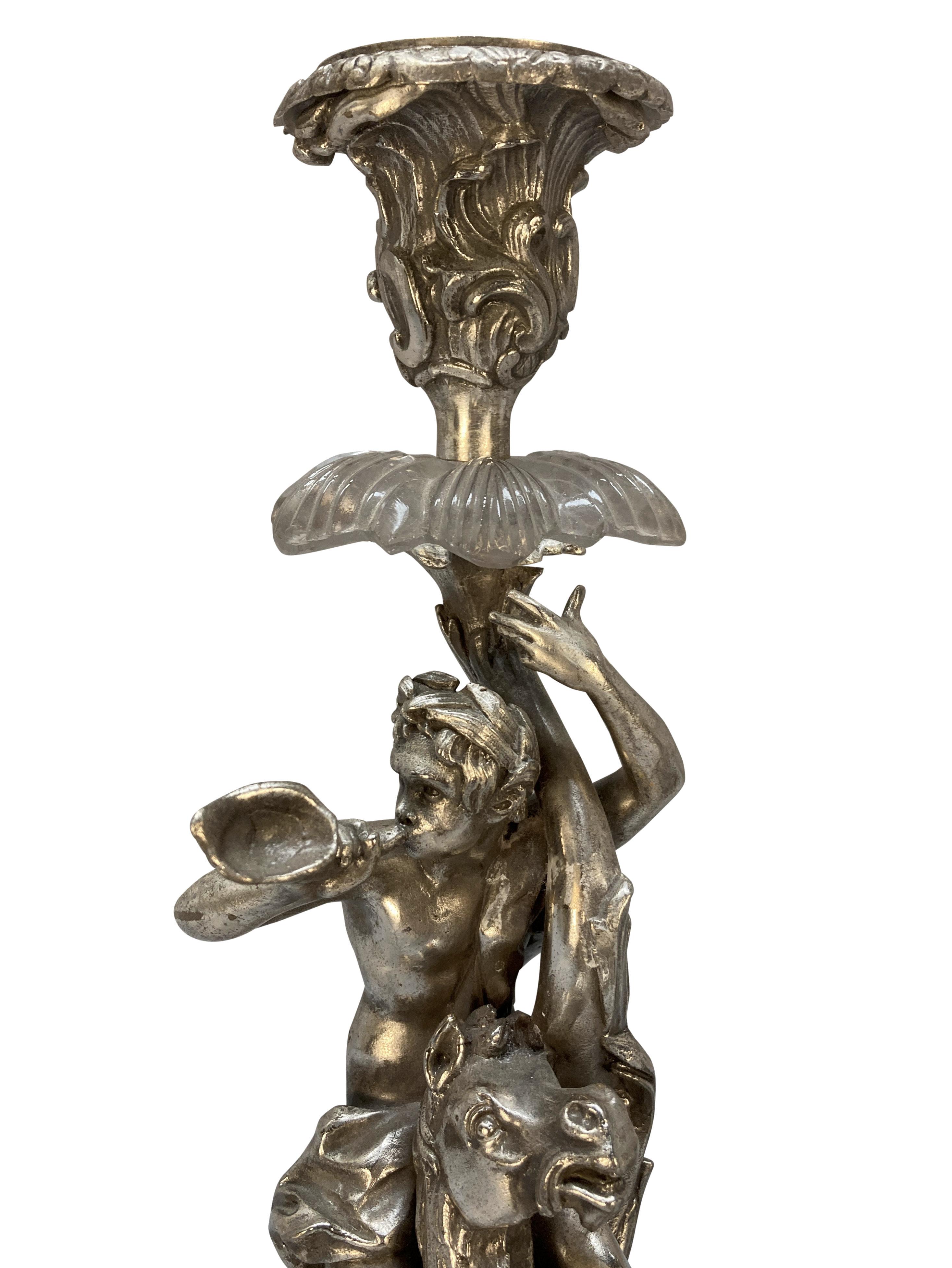 Francese Coppia di candelieri in bronzo argentato raffiguranti Tritone e Nereide in vendita
