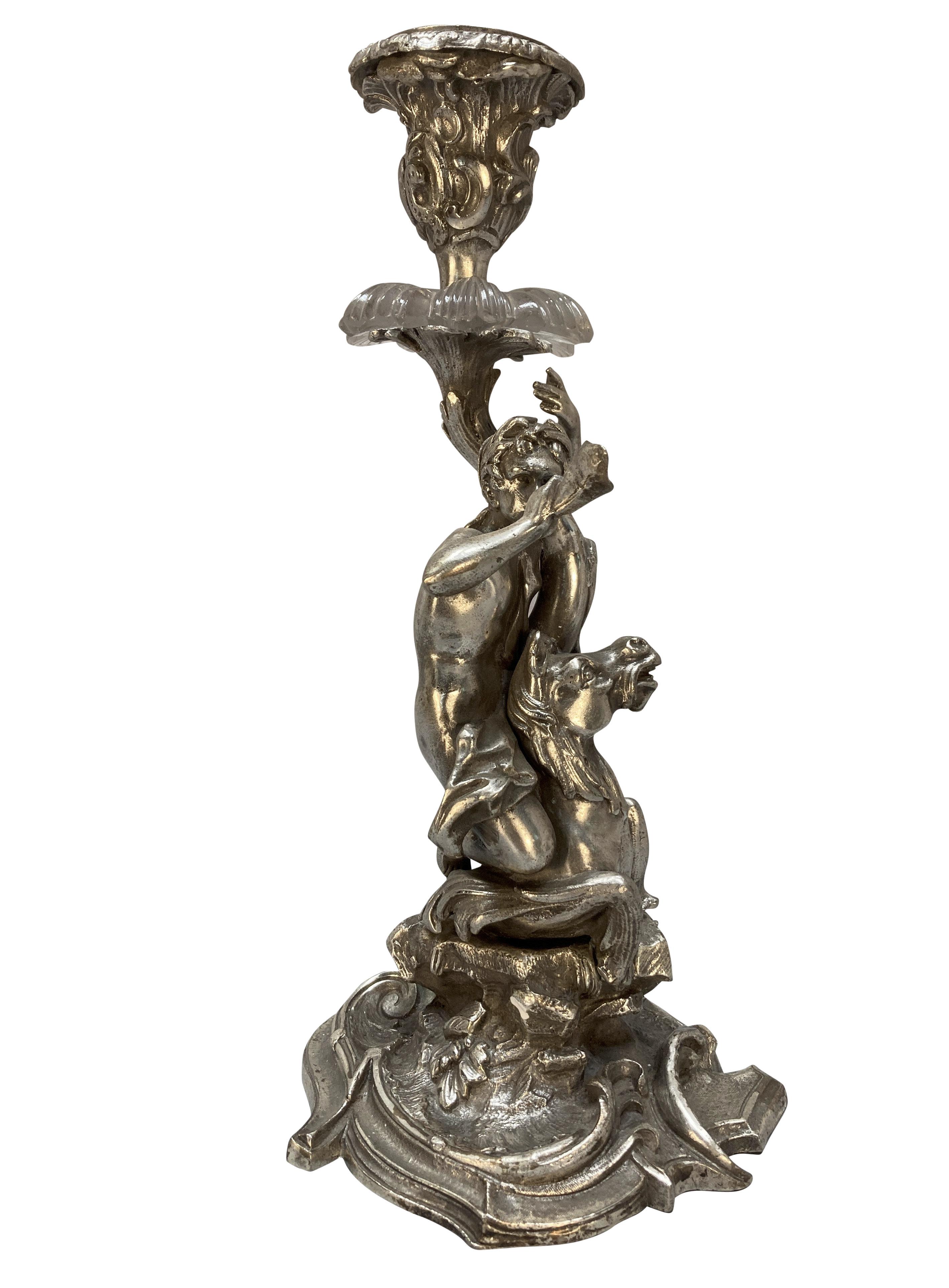 Argentato Coppia di candelieri in bronzo argentato raffiguranti Tritone e Nereide in vendita