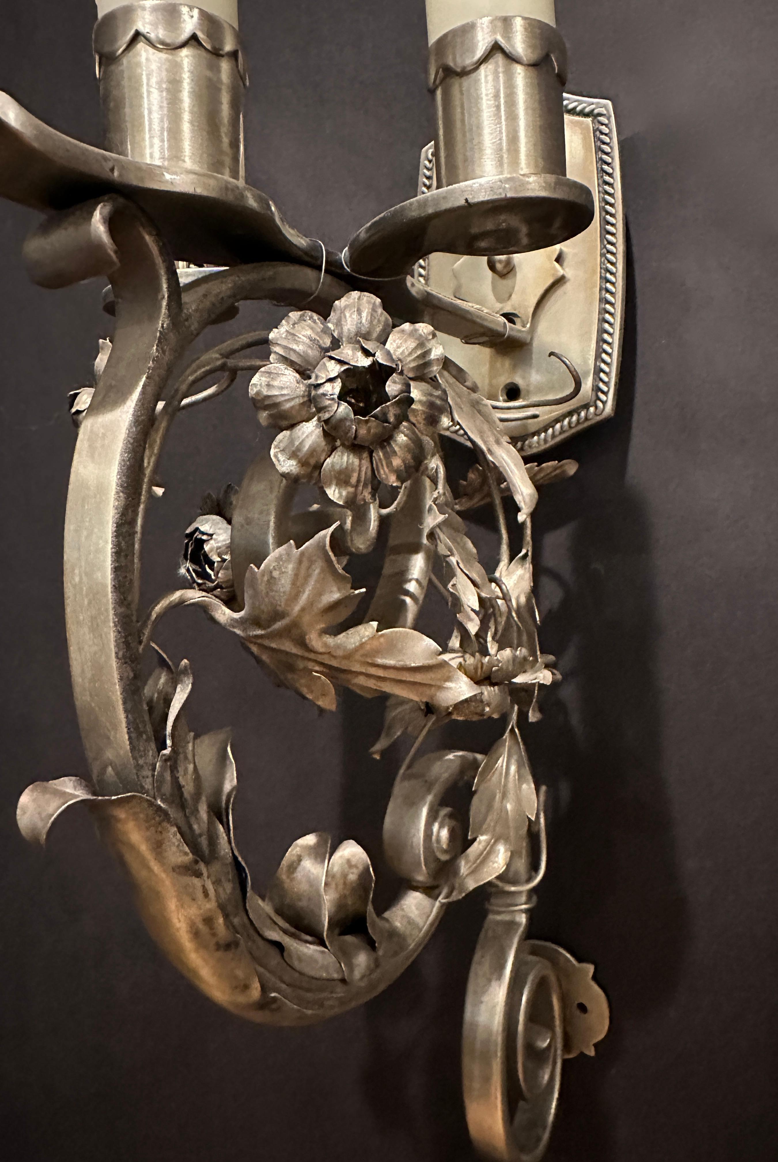 20ième siècle Paire d'appliques murales de forme florale en bronze argenté en vente