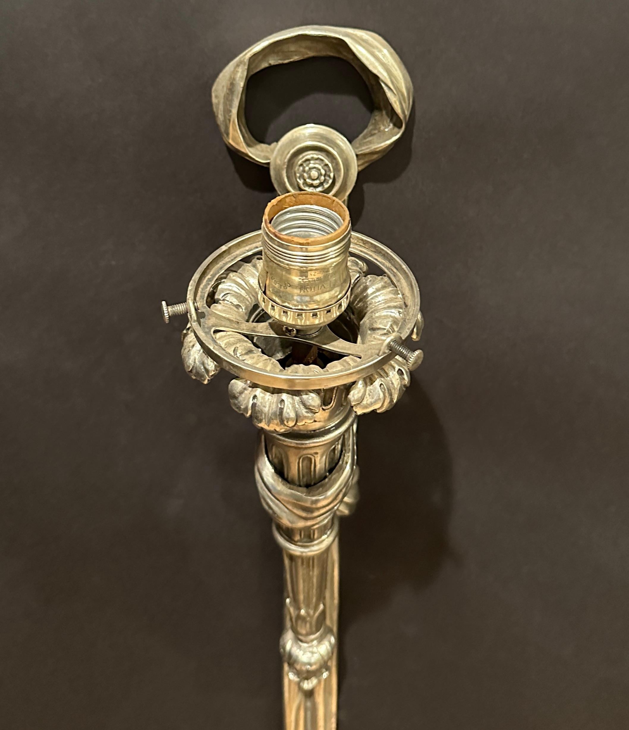 20ième siècle Paire d'appliques en forme de torche en bronze argenté en vente