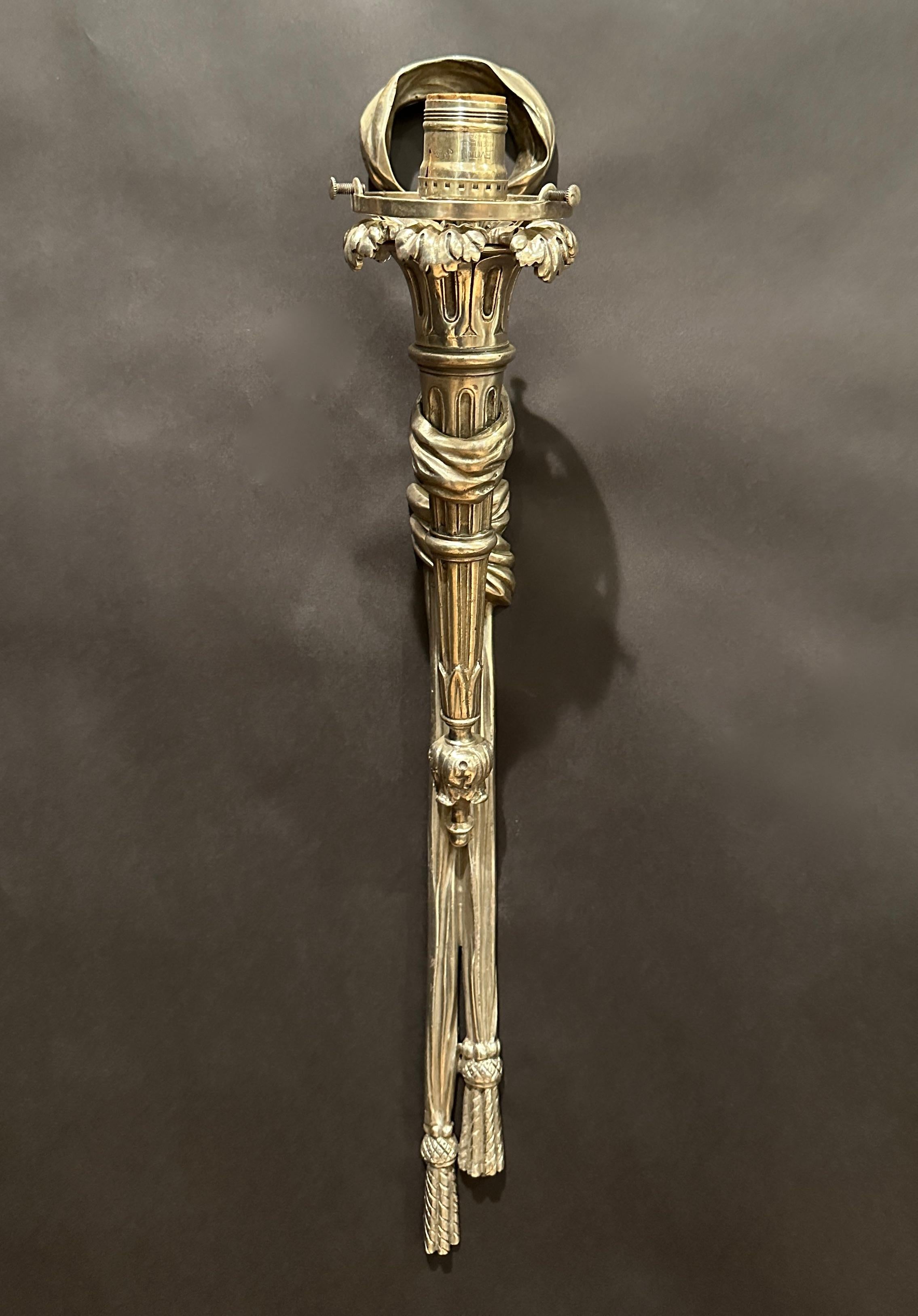 Bronze Paire d'appliques en forme de torche en bronze argenté en vente