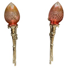 Paar versilberte Bronze-Wandleuchter in Fackelform mit geschliffenen Glasschirmen