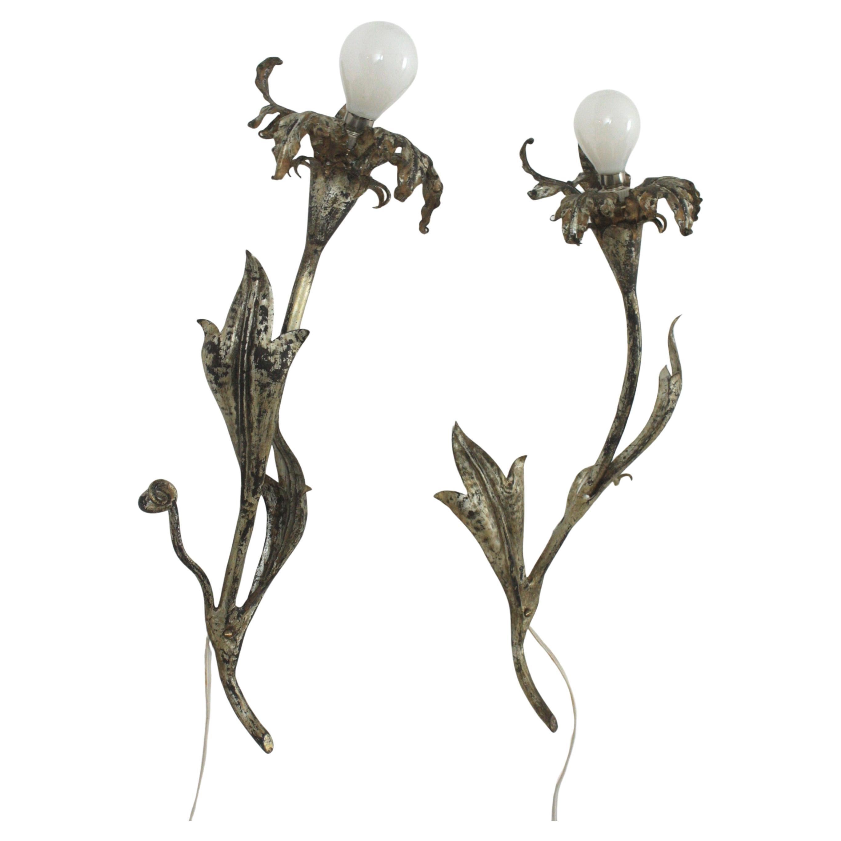 Espagnol Paire d'appliques murales à fleurs argentées, Hollywood Regency en vente