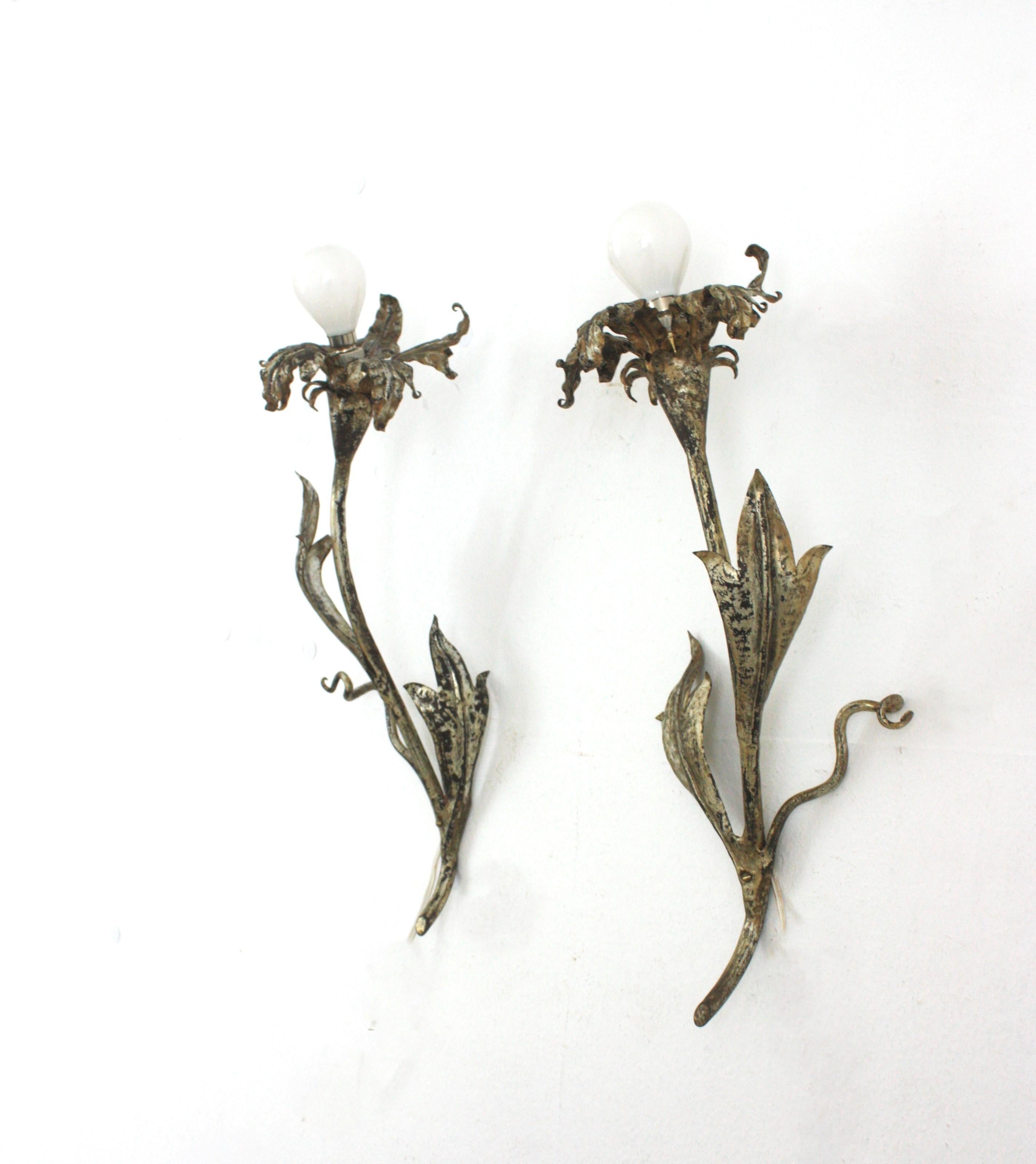 20ième siècle Paire d'appliques murales à fleurs argentées, Hollywood Regency en vente