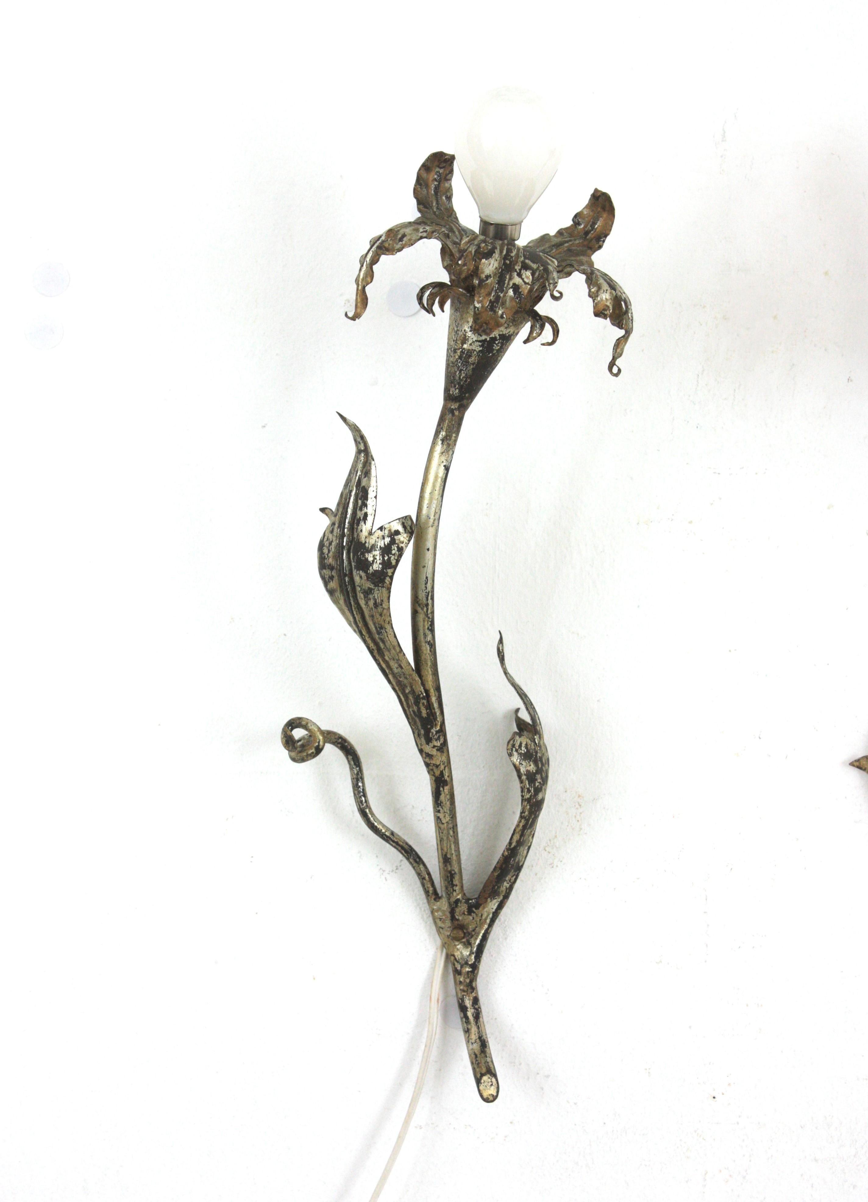 Métal Paire d'appliques murales à fleurs argentées, Hollywood Regency en vente