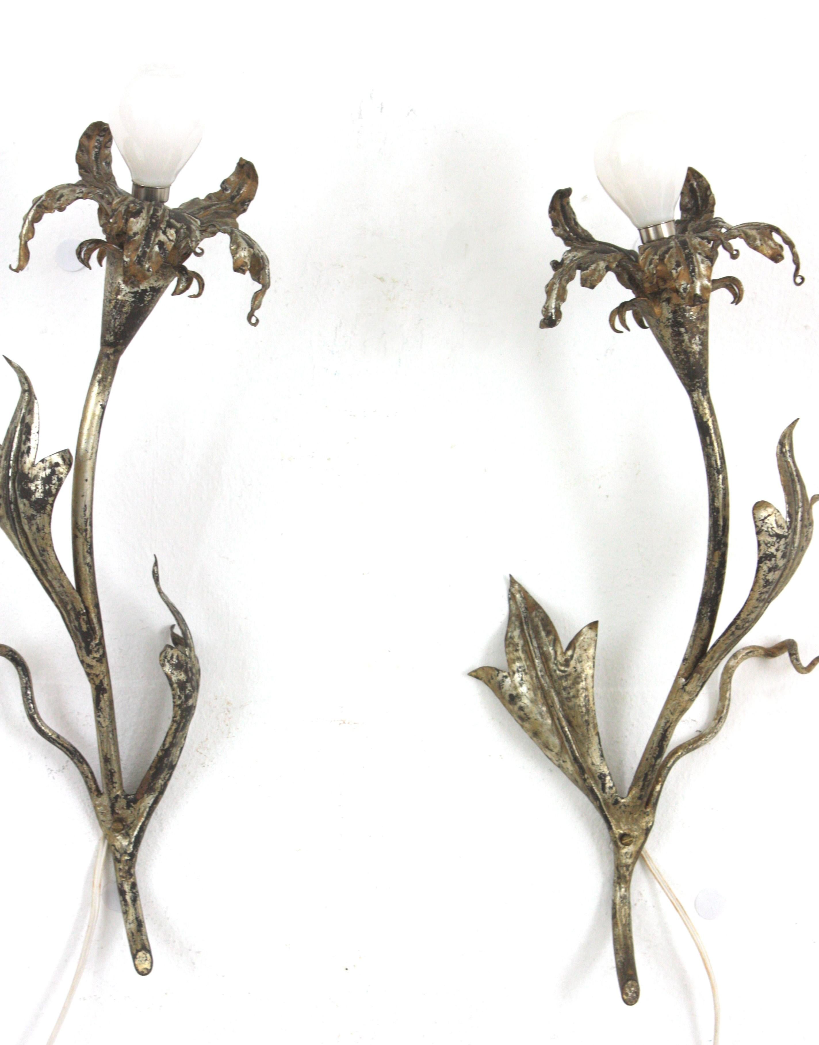 Paire d'appliques murales à fleurs argentées, Hollywood Regency en vente 1