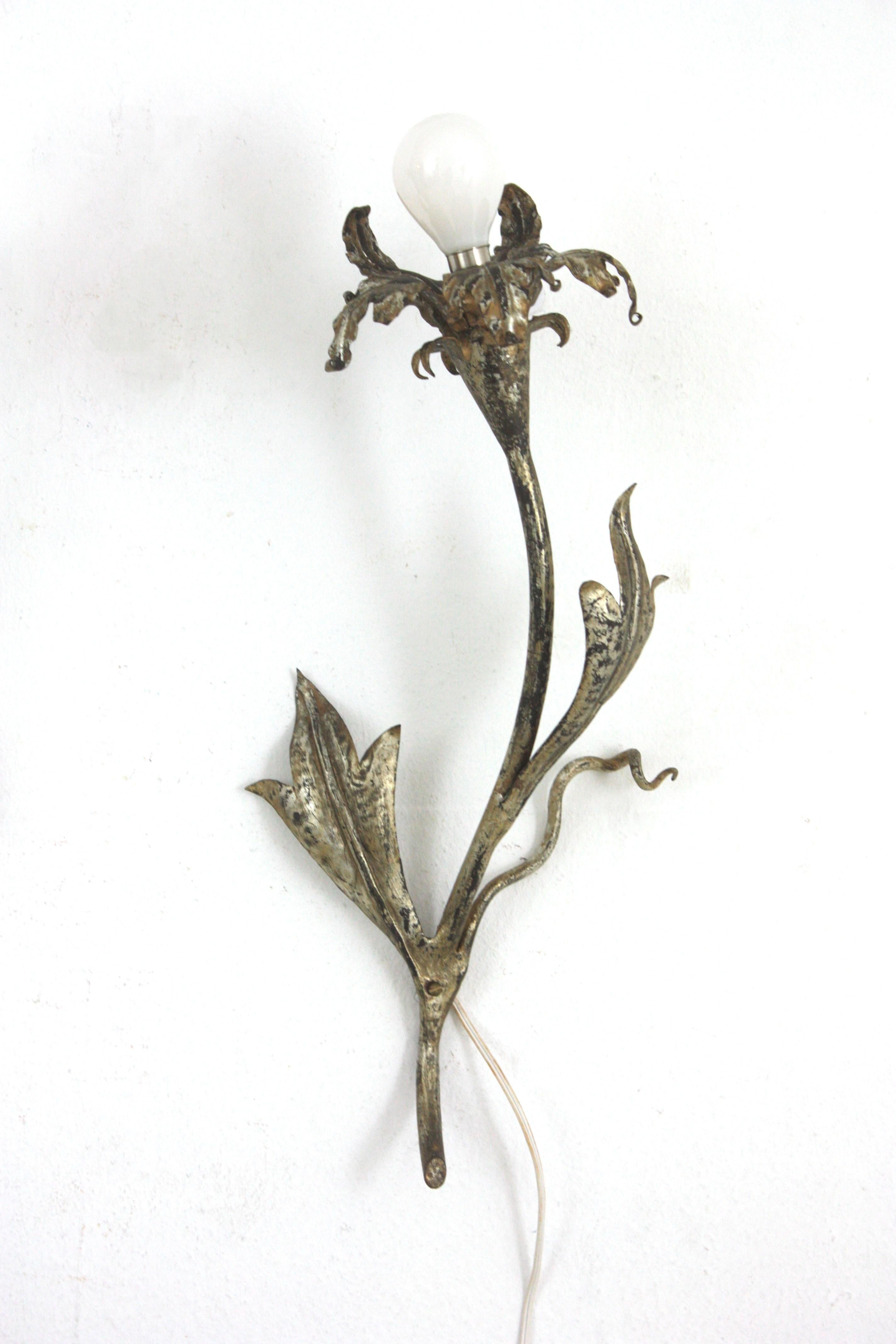 Paire d'appliques murales à fleurs argentées, Hollywood Regency en vente 2