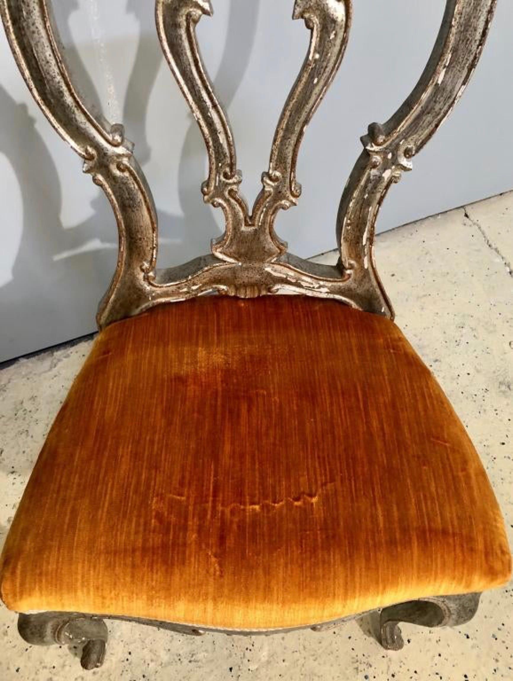 Néo-rococo Paire de chaises d'appoint italiennes rococo argentées de style italien en vente