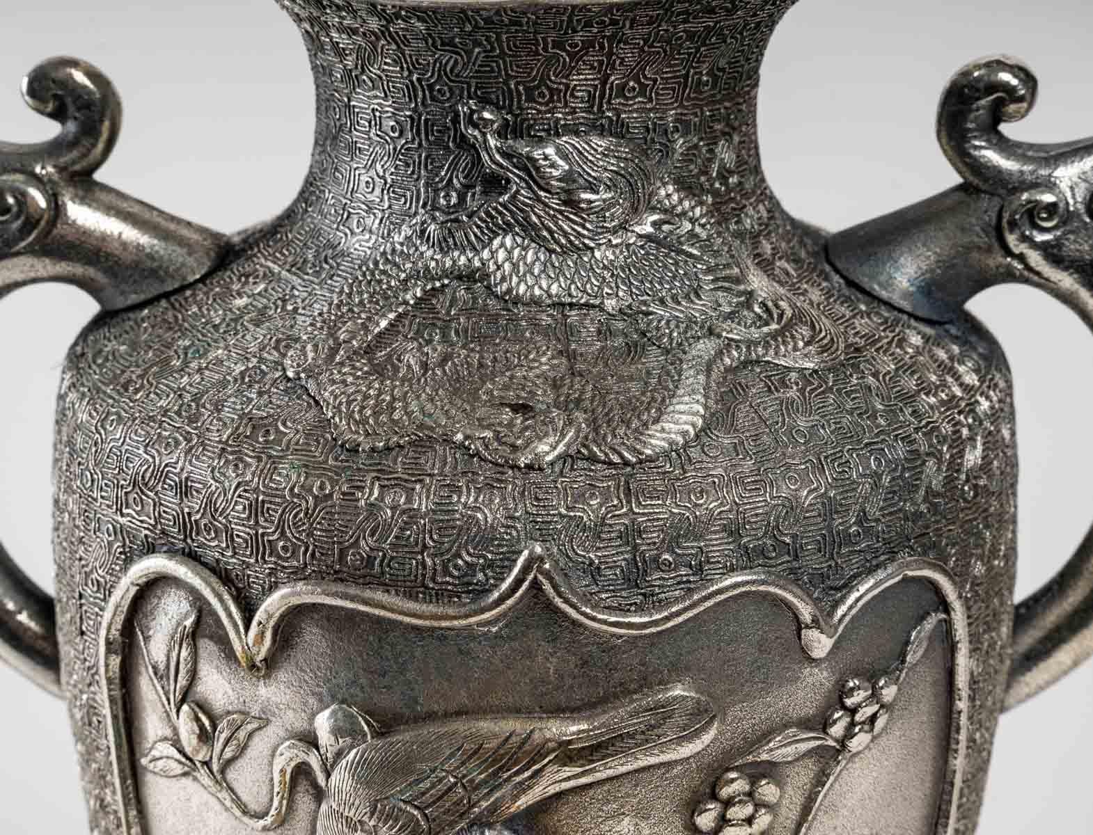 Paire de vases en métal argenté, Asie en vente 4