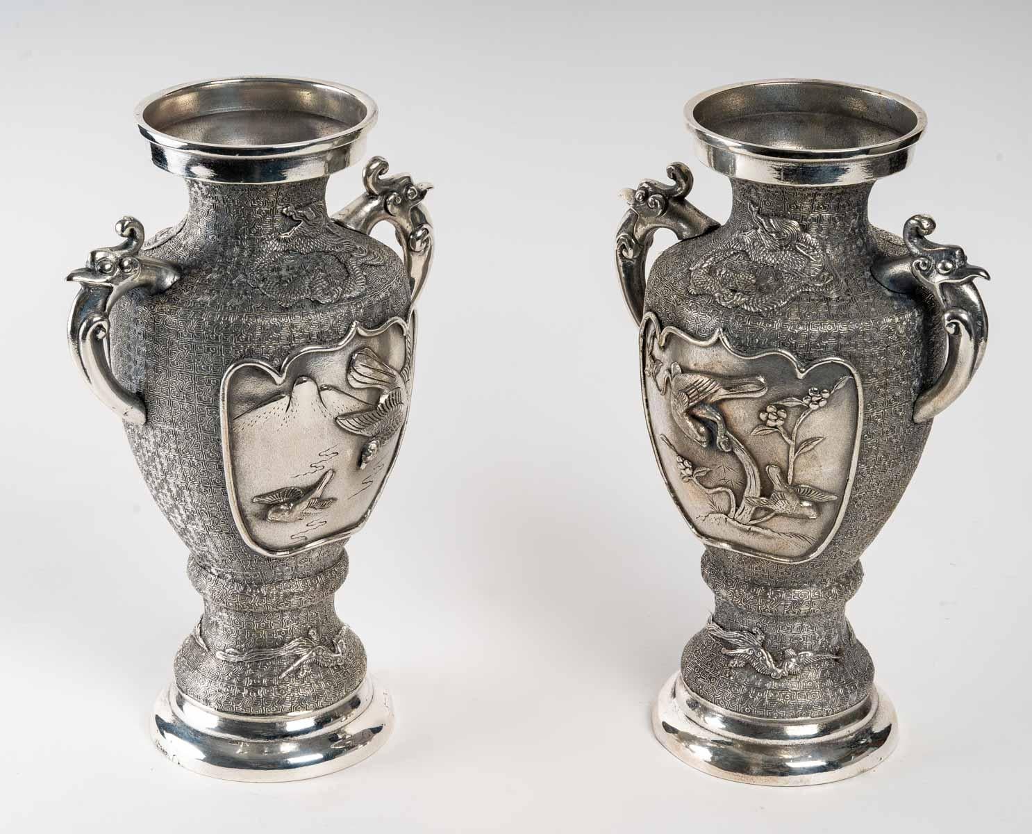 20ième siècle Paire de vases en métal argenté, Asie en vente