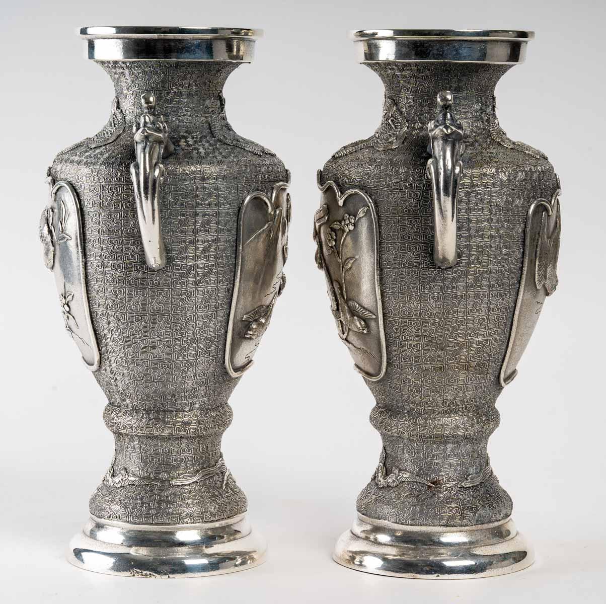Paire de vases en métal argenté, Asie en vente 1