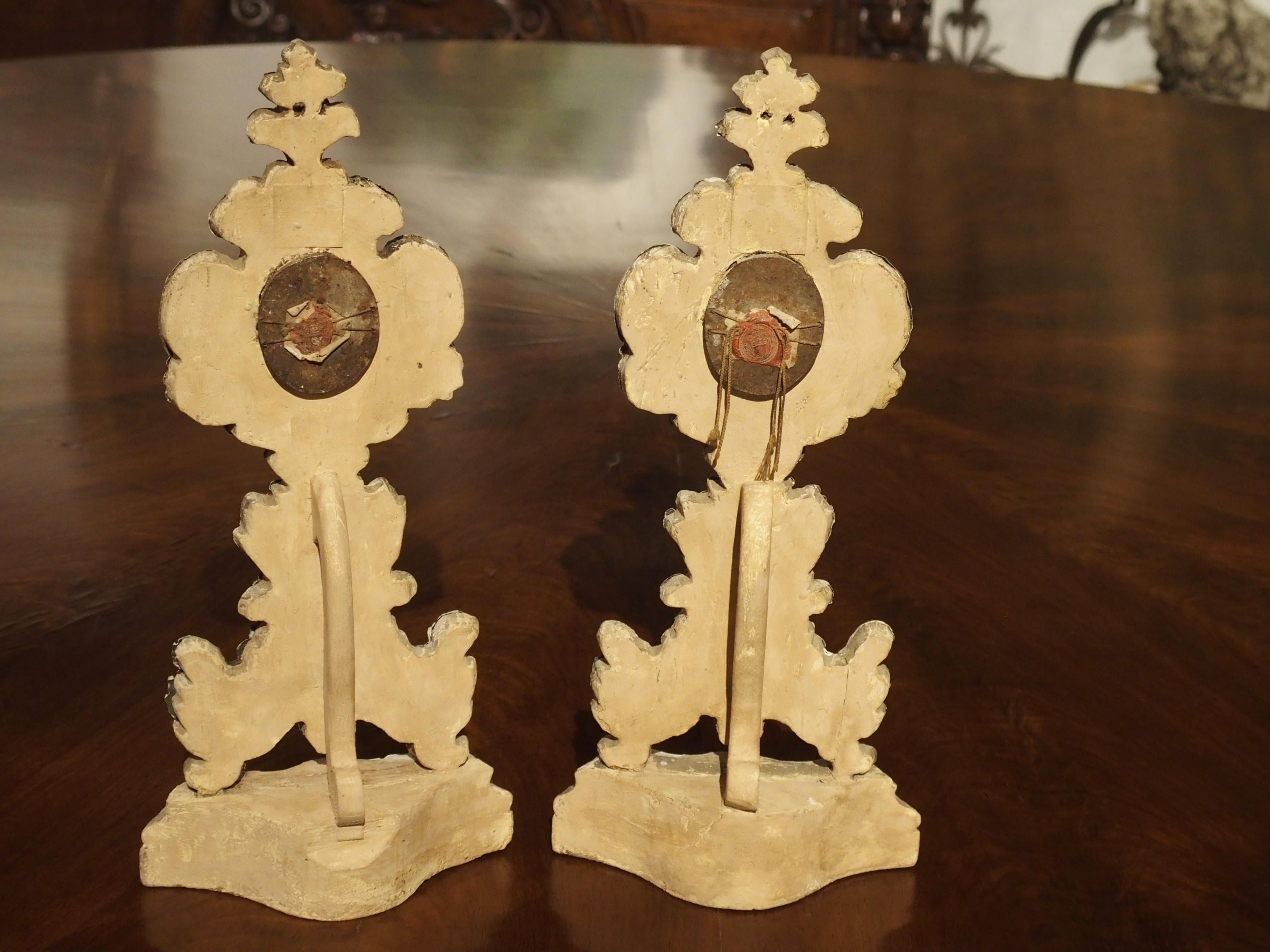 Paire de reliquaires français en bois argenté, vers 1750 en vente 10