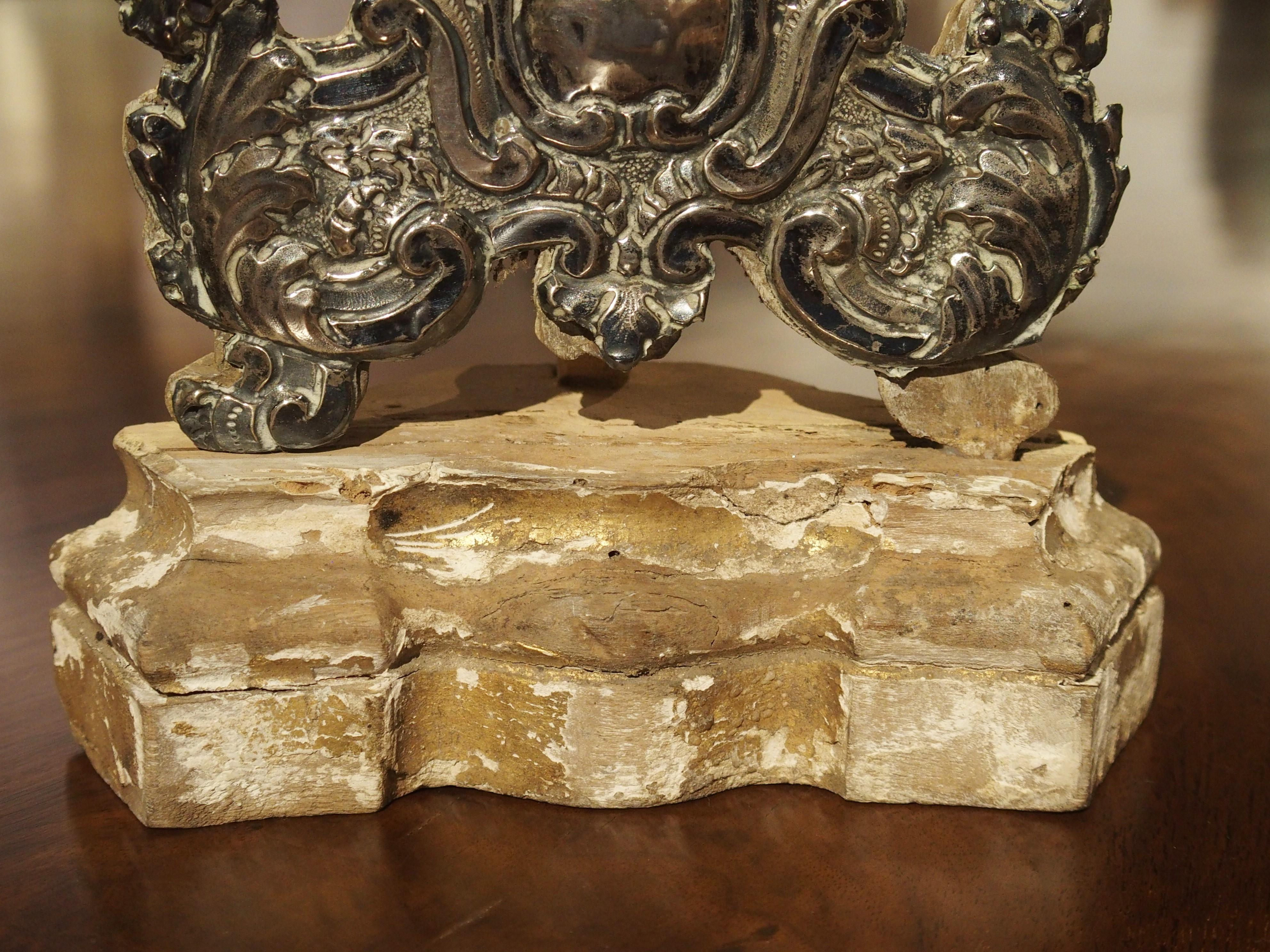 Paire de reliquaires français en bois argenté, vers 1750 en vente 13