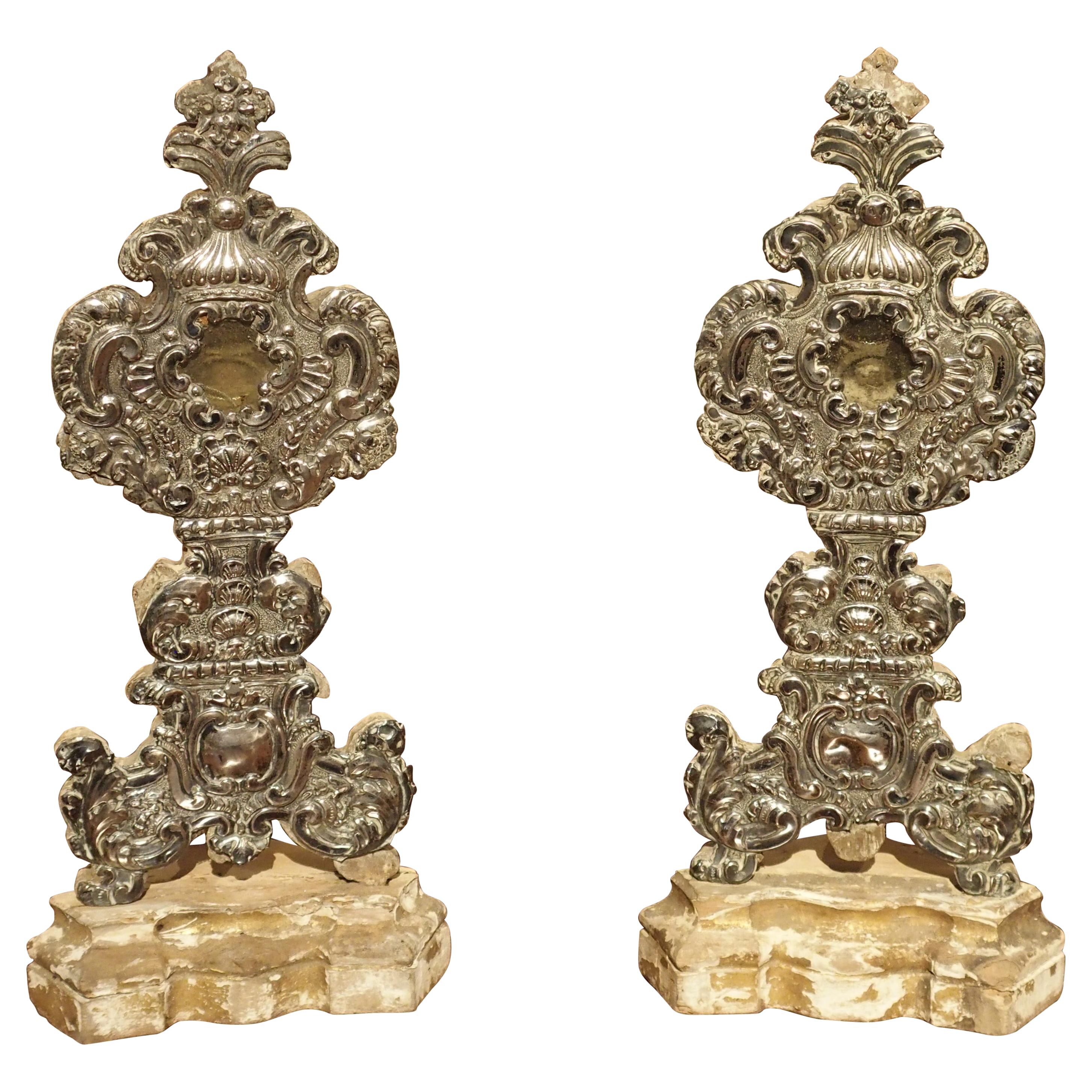 Paire de reliquaires français en bois argenté, vers 1750 en vente