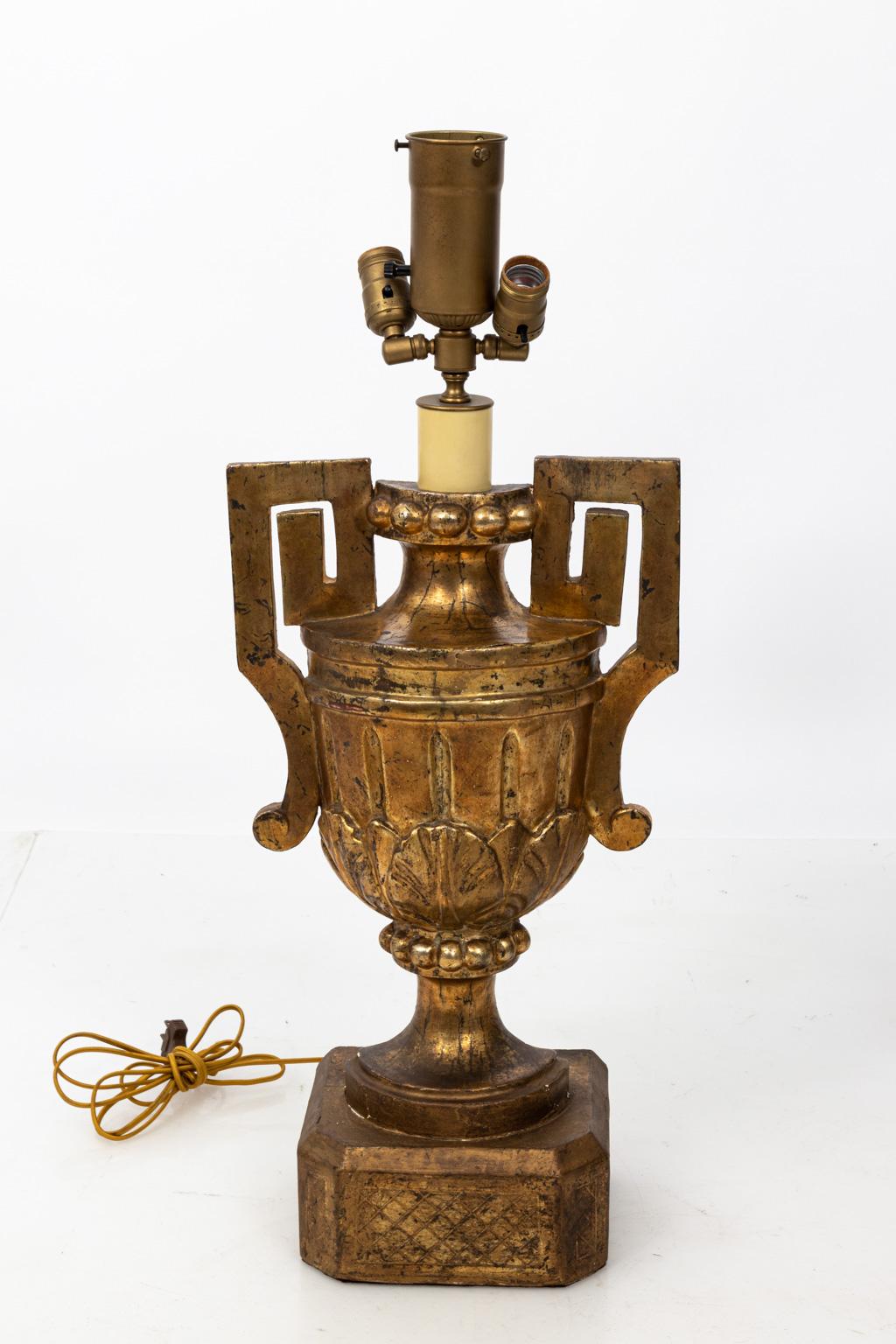 Coppia di lampade da tavolo a forma di urna con doppio manico Silverleaf. Paralumi non inclusi. Si prega di notare l'usura tipica dell'età, tra cui la perdita di vernice e di finitura dorata, oltre a crepe e scheggiature.