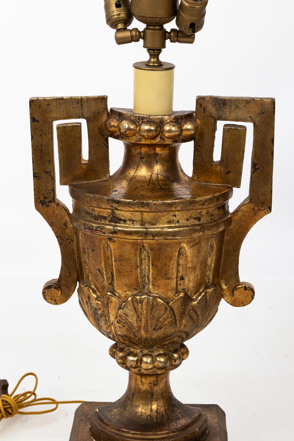 Coppia di lampade a forma di urna Silverleaf In condizioni buone a Stamford, CT