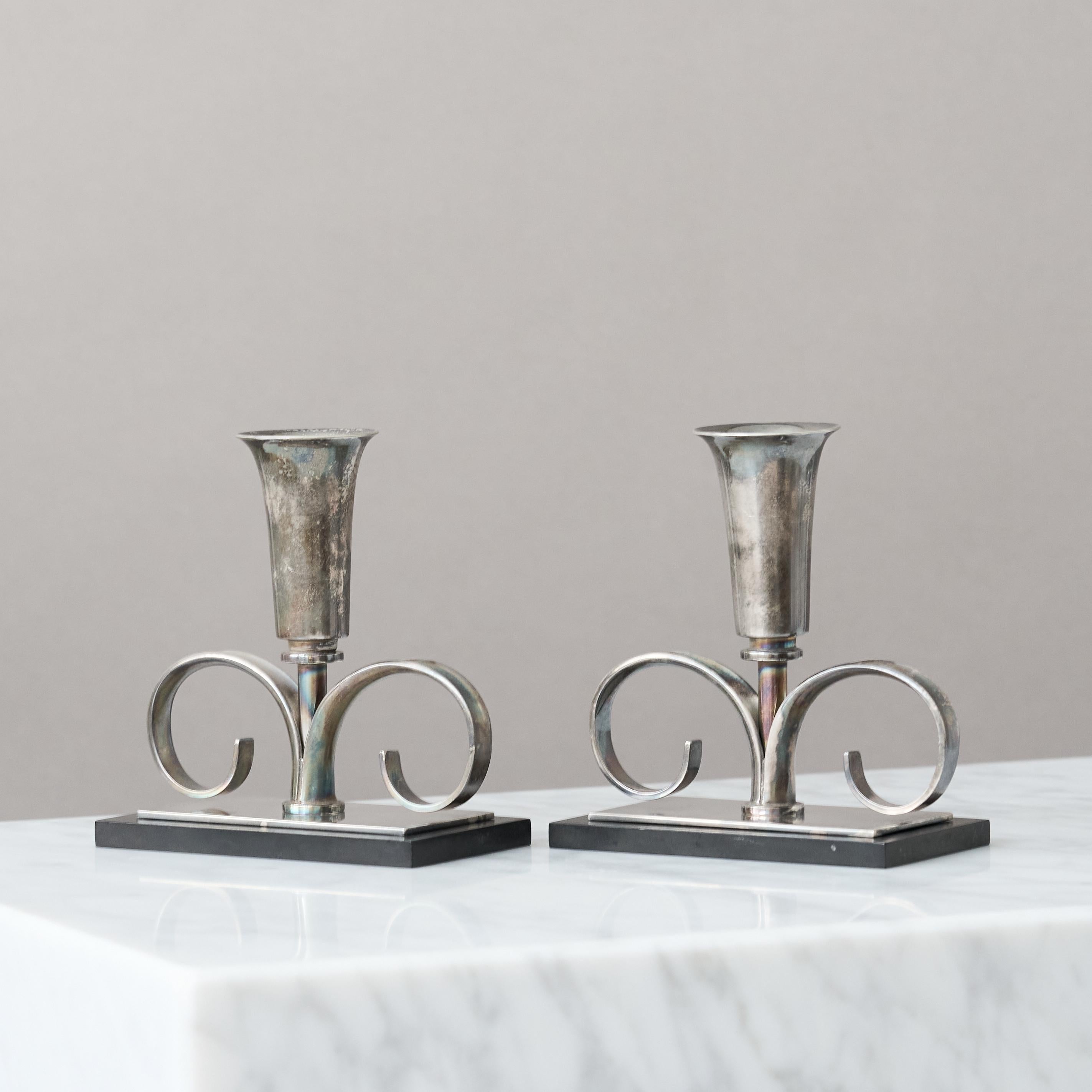 Pair of Art Deco / Swedish Grace silverplate and bakelite candlesticks with amazing patina. 
Made by Carl M. Cohr Silver, Denmark, 1920-30s.  

Good original condition, only some light scratches. Can be polished. 
Stamped with the maker’s mark and