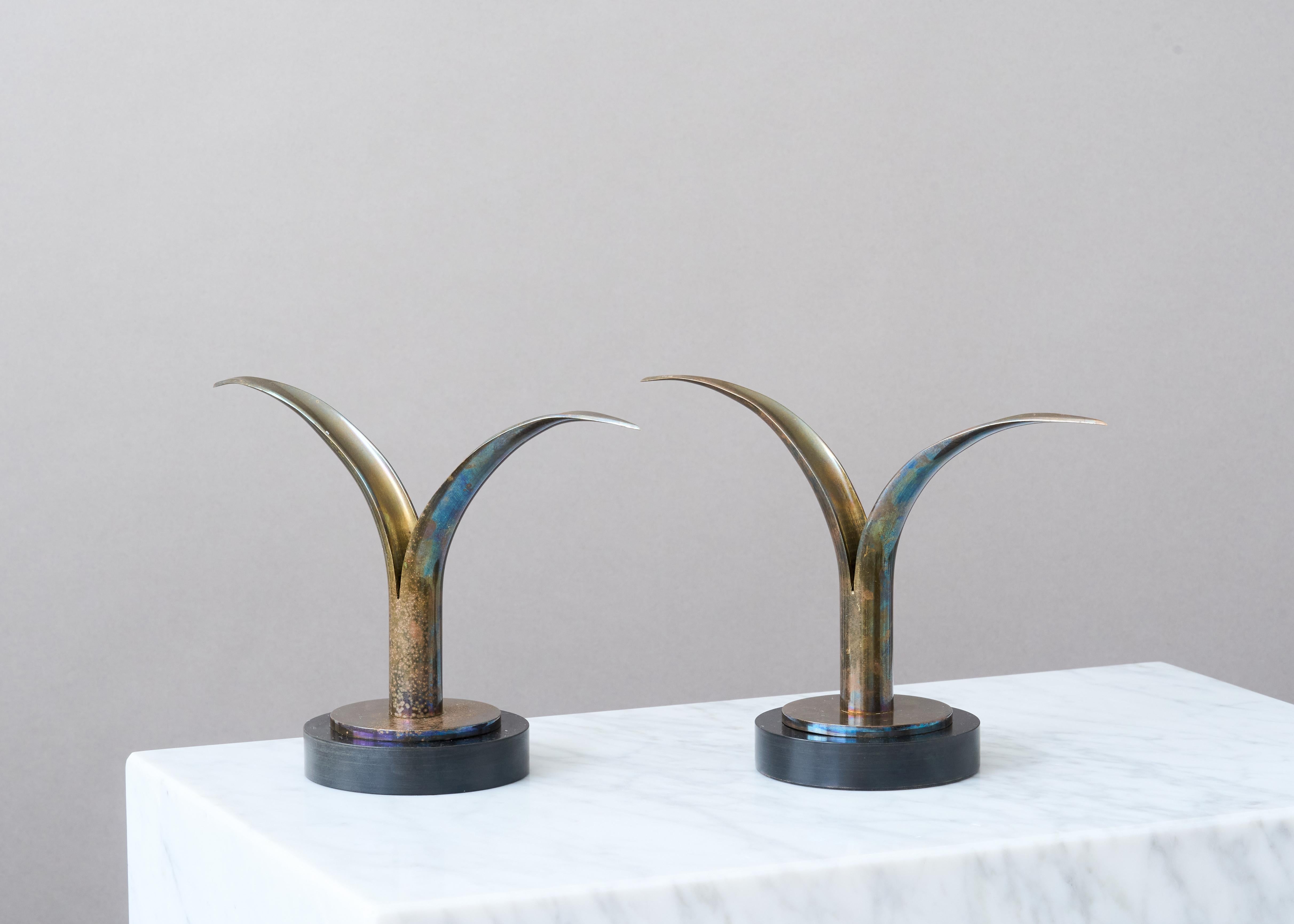 Coppia di candelieri Art Deco / Swedish Grace in silverplate e bachelite con una patina straordinaria. 
Realizzato da un designer sconosciuto, Danimarca, anni '30.  

Simili ai candelabri 