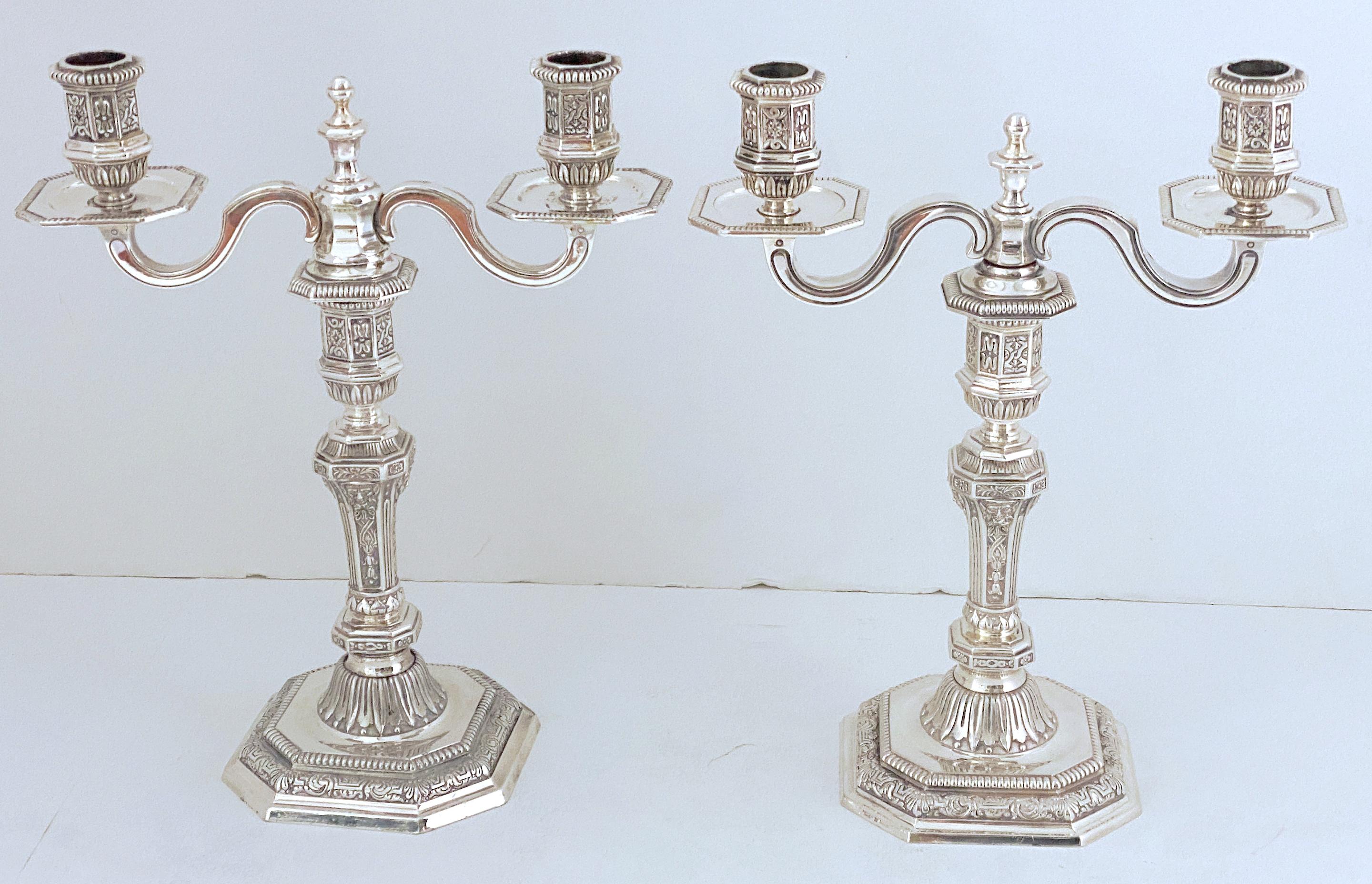 Paire de candélabres à 2 lumières en argent de la Collection 'Dupérier' de Christofle France Circa 1900-1925

Superbe paire de candélabres à deux lumières en argent plaqué de la Collection 'Dupérier' de Christofle, fabriquée en France vers