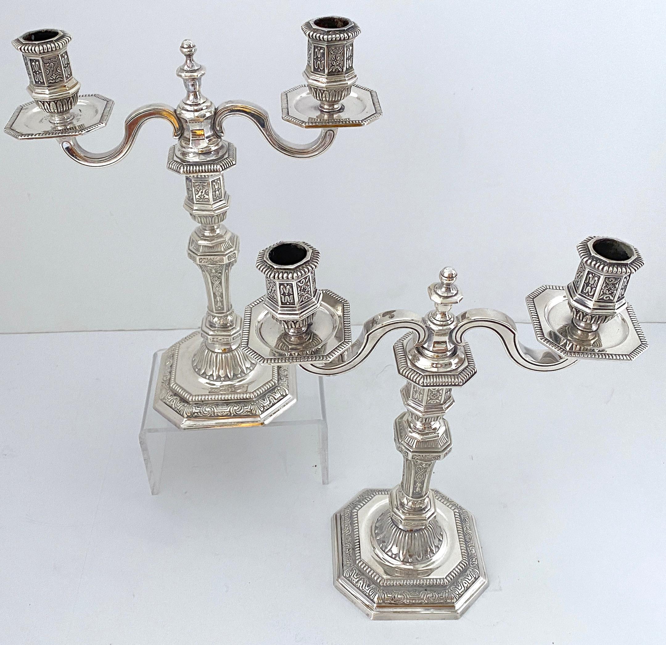 Néoclassique Paire de chandeliers à 2 lumières en métal argenté de la collection 'Dupérier' de Christofle en vente