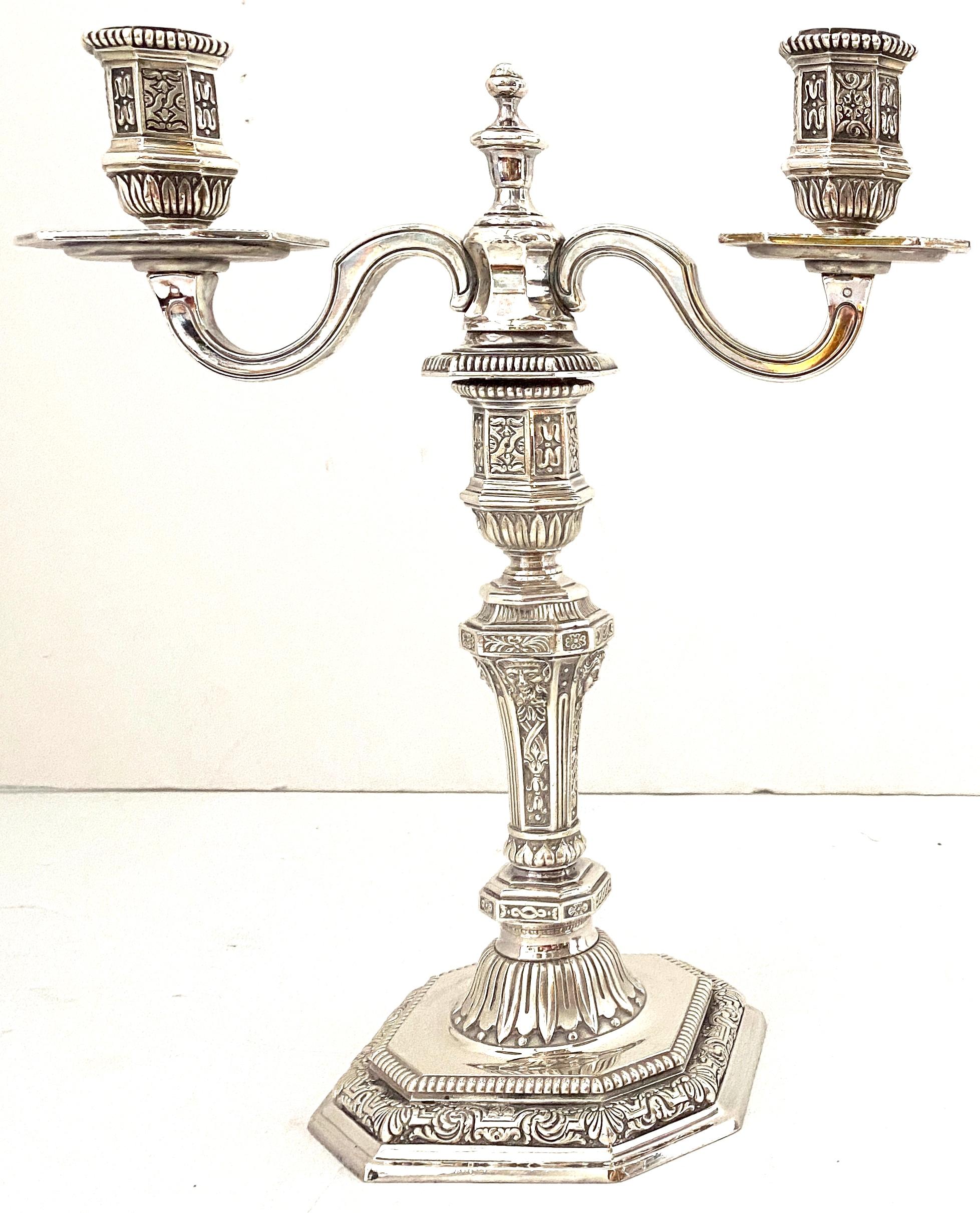 20ième siècle Paire de chandeliers à 2 lumières en métal argenté de la collection 'Dupérier' de Christofle en vente