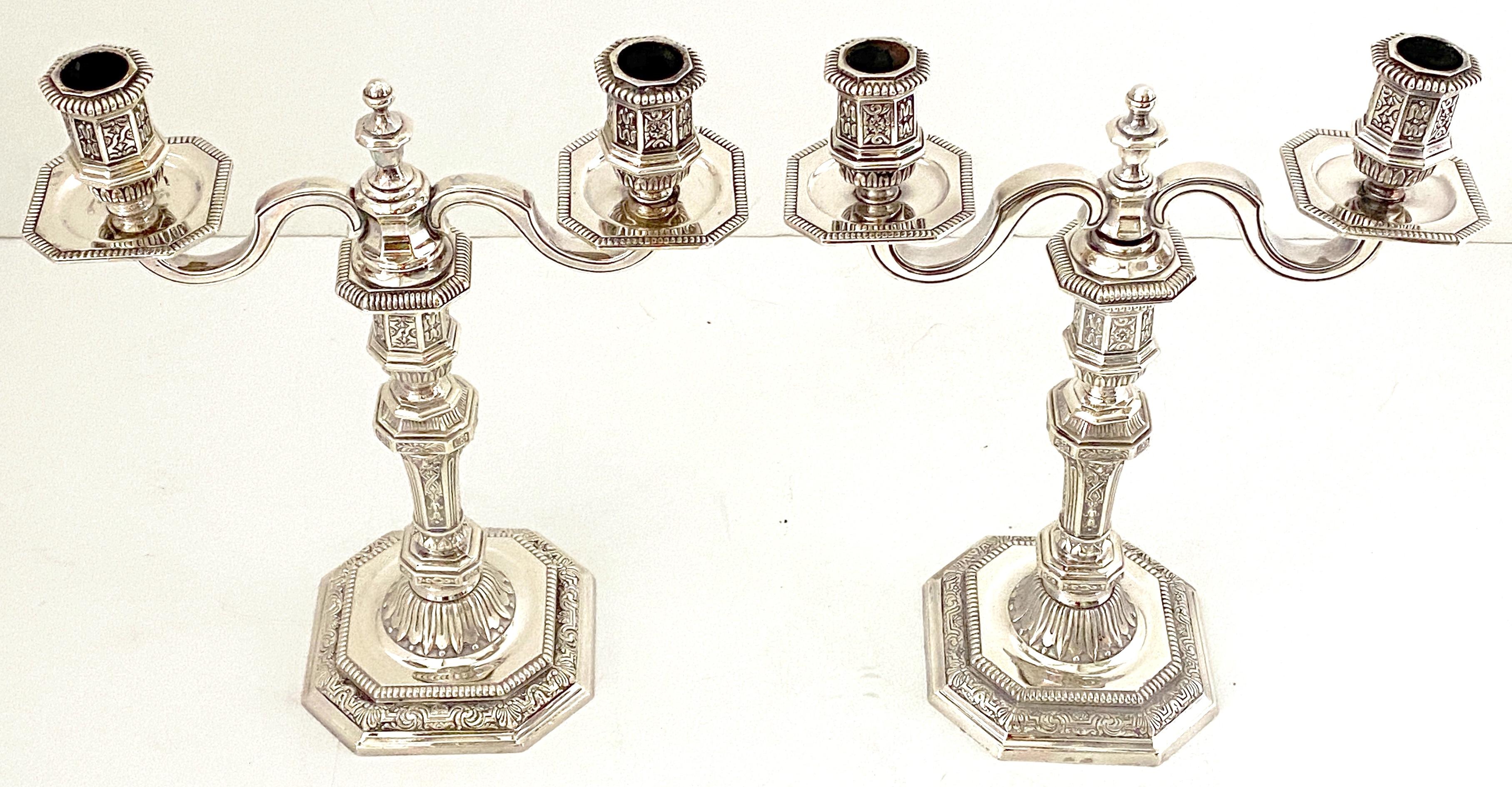 Paire de chandeliers à 2 lumières en métal argenté de la collection 'Dupérier' de Christofle en vente 1