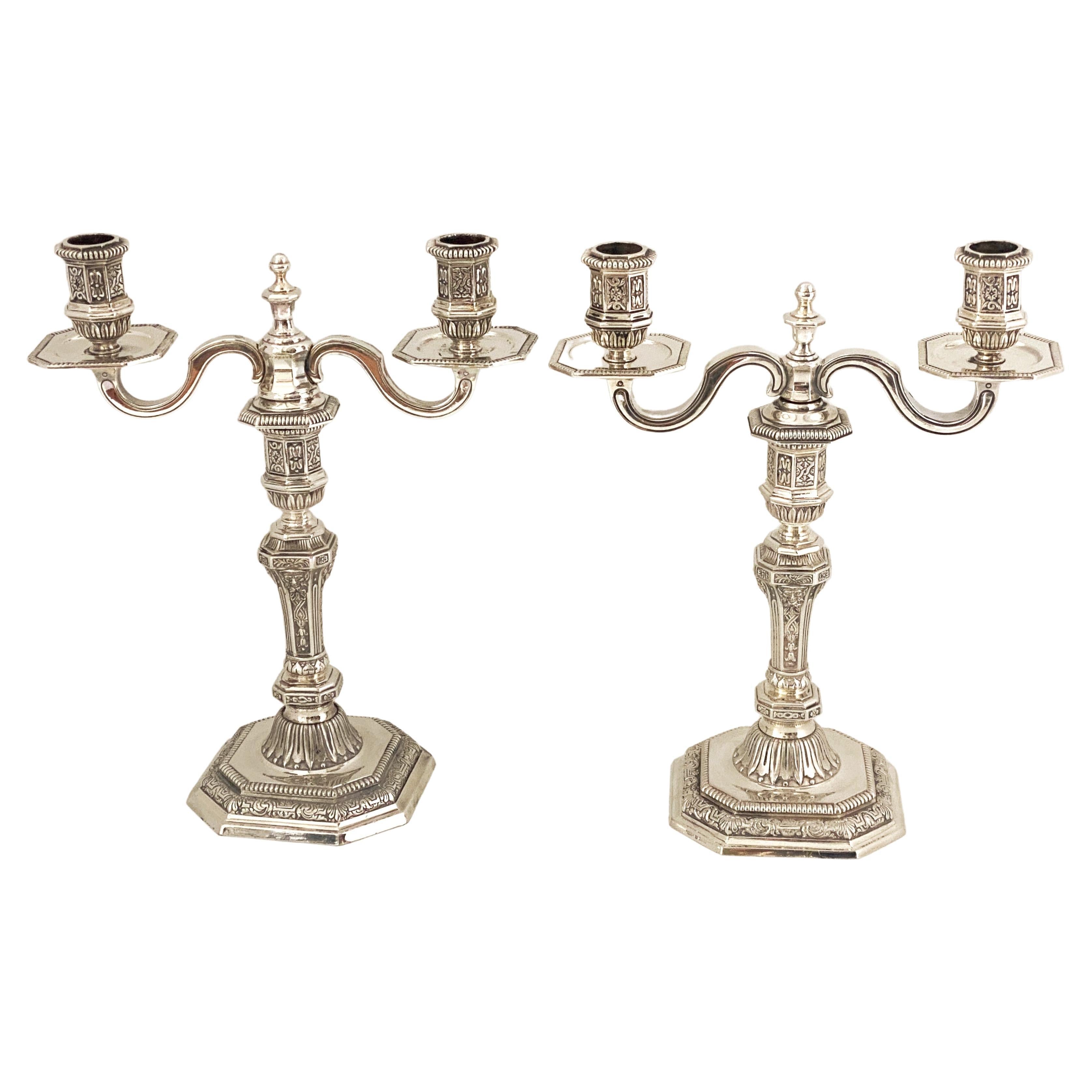 Coppia di candelabri neoclassici a due luci Christofle 'Coll Gallia'  placcati in argento in vendita su 1stDibs