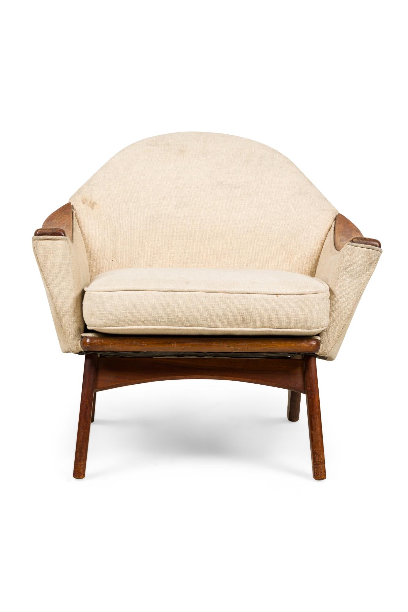 PAIRE de fauteuils de salon similaires en acajou du milieu du siècle avec tapisserie beige, 1 avec un dossier haut et 1 avec un dossier bas et rond.  (ADRIAN PEARSALL) (PRIX PAR PAIRE)