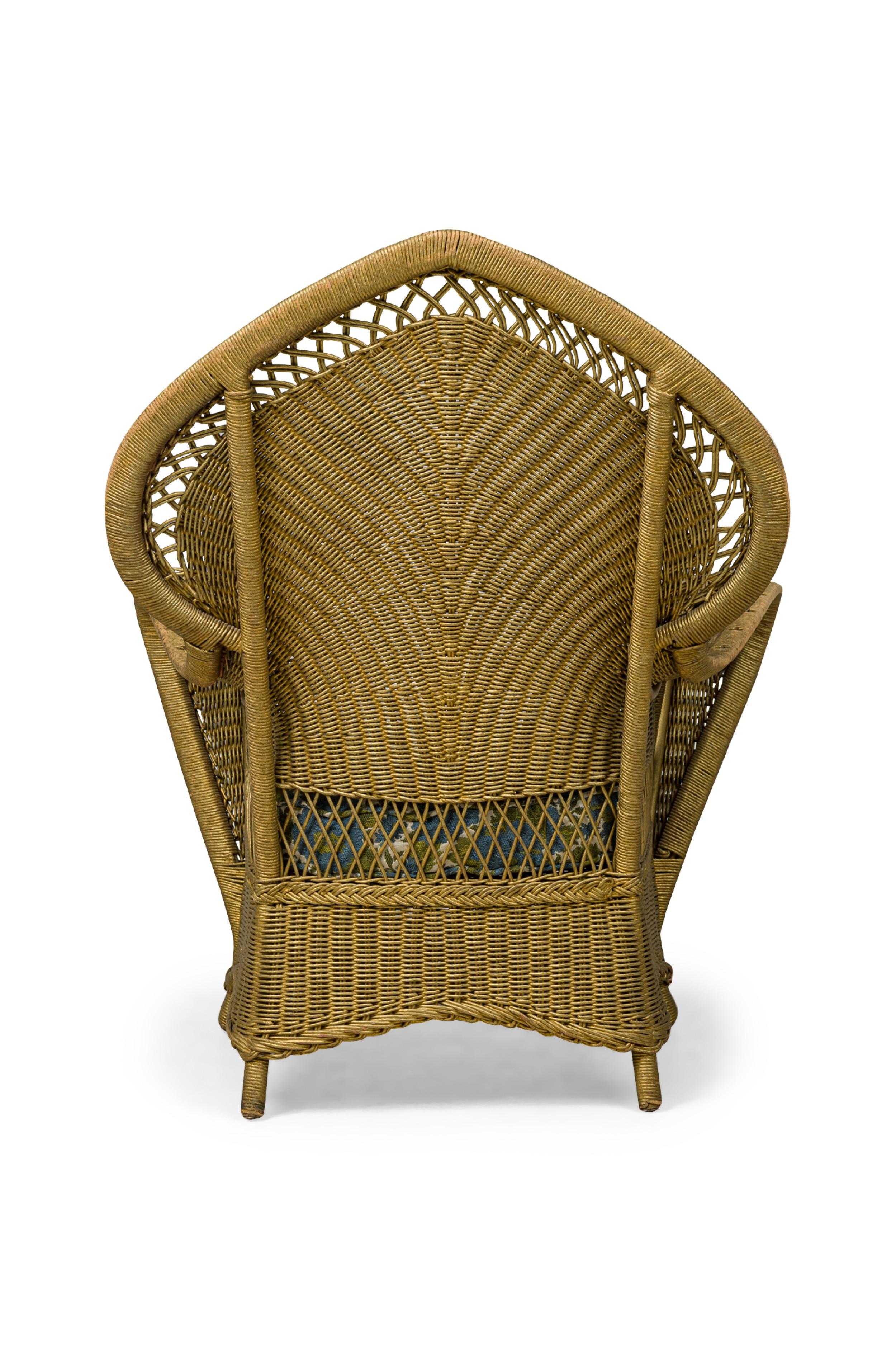 Coppia di poltrone simili in vimini Art Deco dipinte in oro con cordoncino di carta in vendita 1