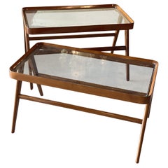 Paire de tables basses similaires en merisier et verre attribuée à Carlo De Carli