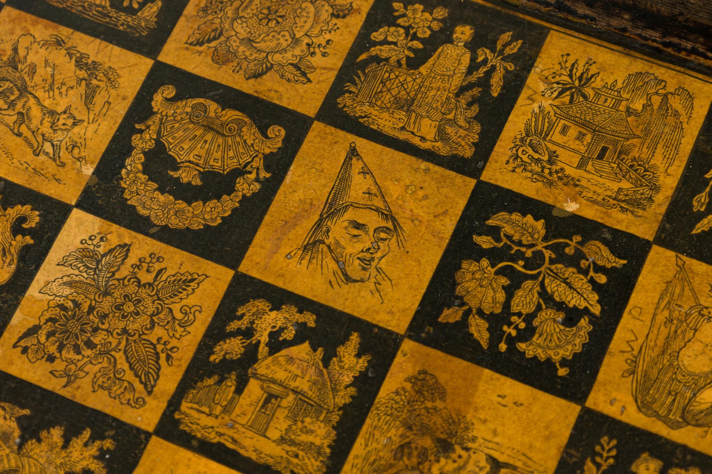 Paire de tables d'échecs similaires de style Régence anglaise en bois noir et doré Bon état - En vente à New York, NY