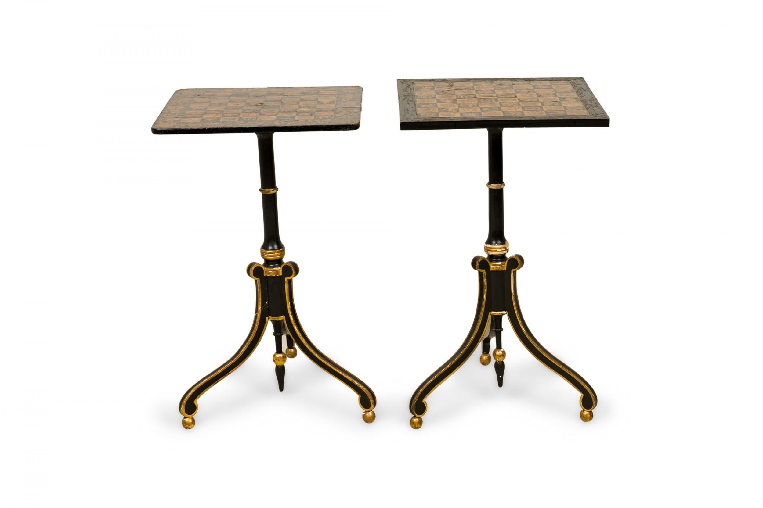 Paire de tables d'échecs similaires de style Régence anglaise en bois noir et doré en vente 1