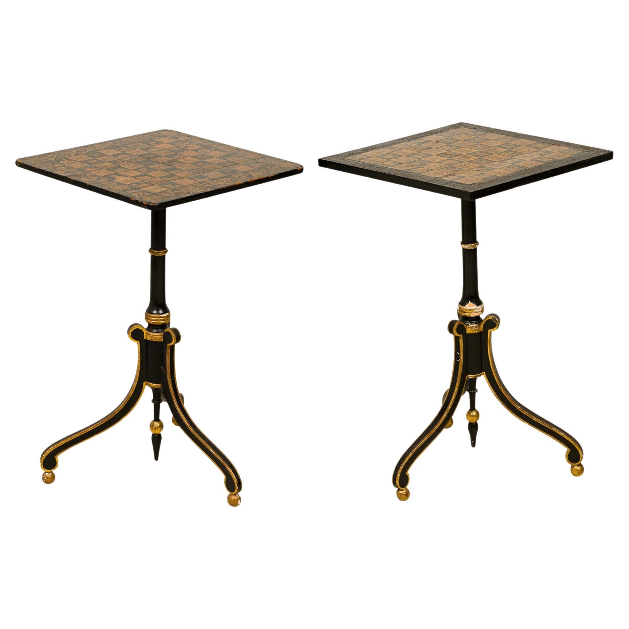 Paire de tables d'échecs similaires de style Régence anglaise en bois noir et doré en vente