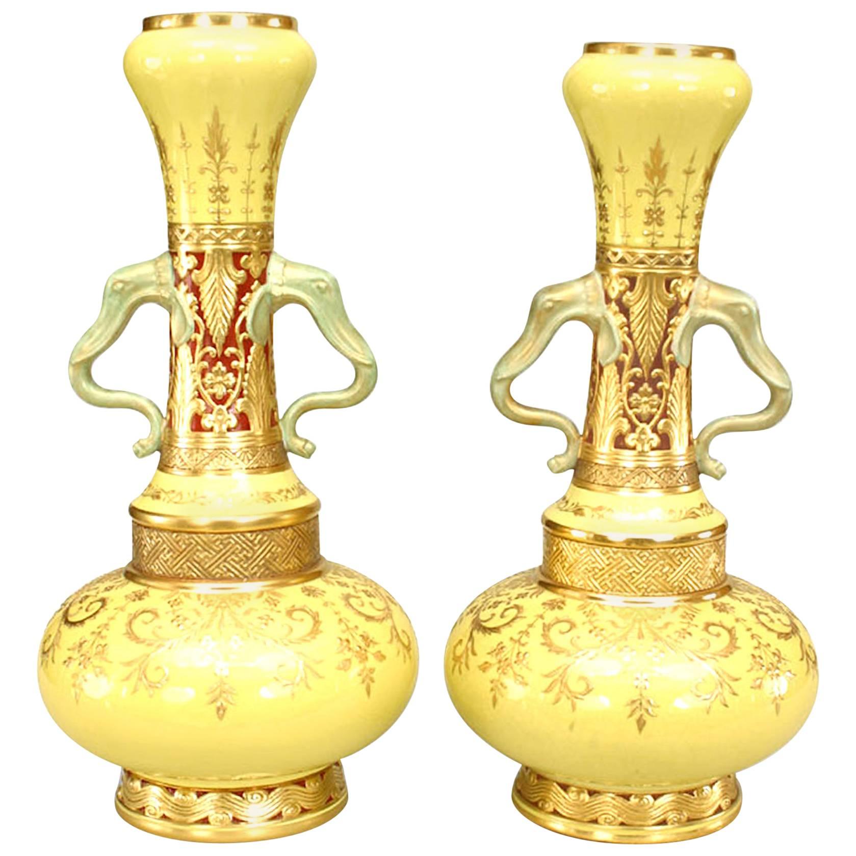 Paire de vases bouteilles victorien anglais en porcelaine jaune Minton