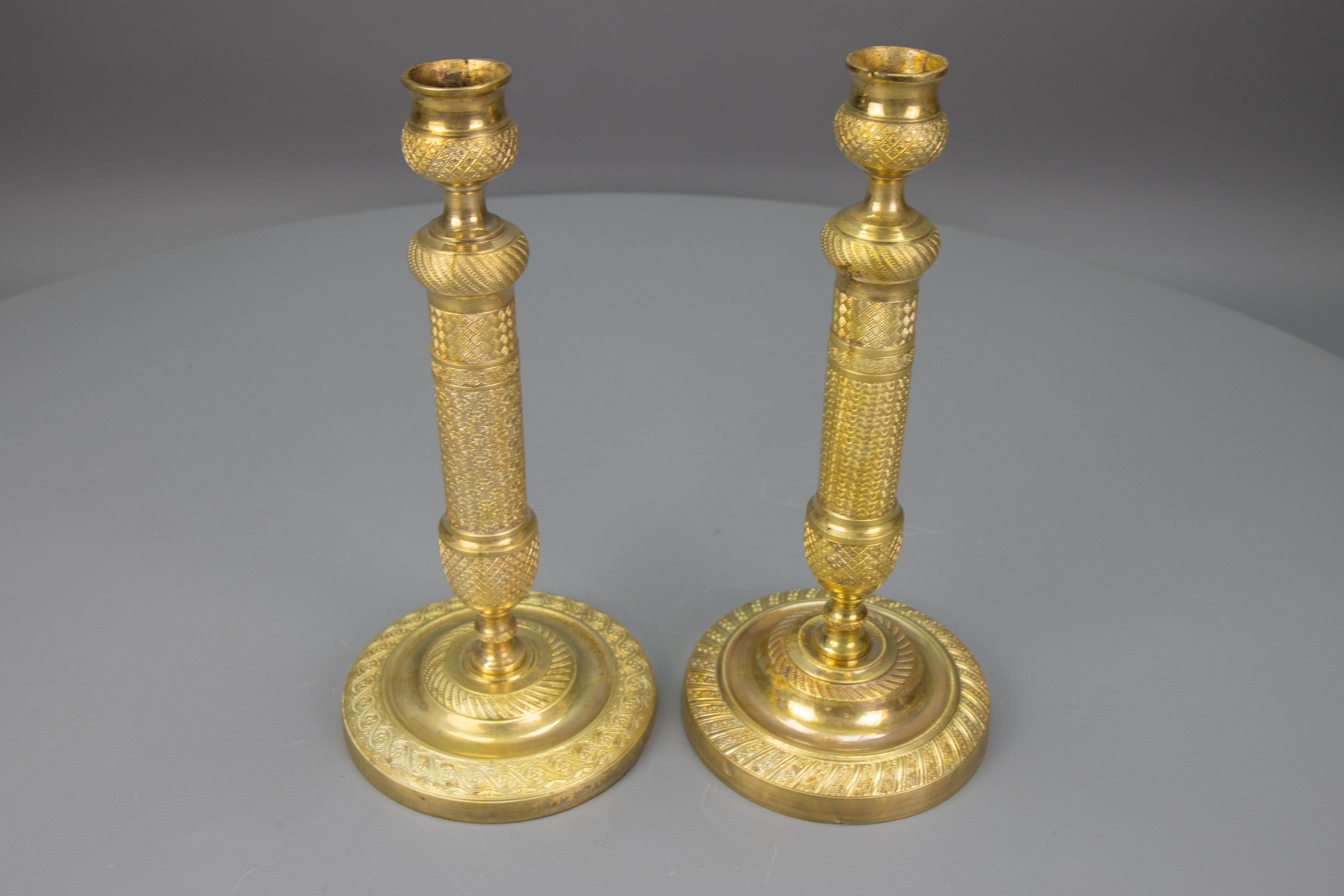 Pair of Similar French Louis XVI Style Brass Candlesticks, 1920s In Good Condition For Sale In Barntrup, DE