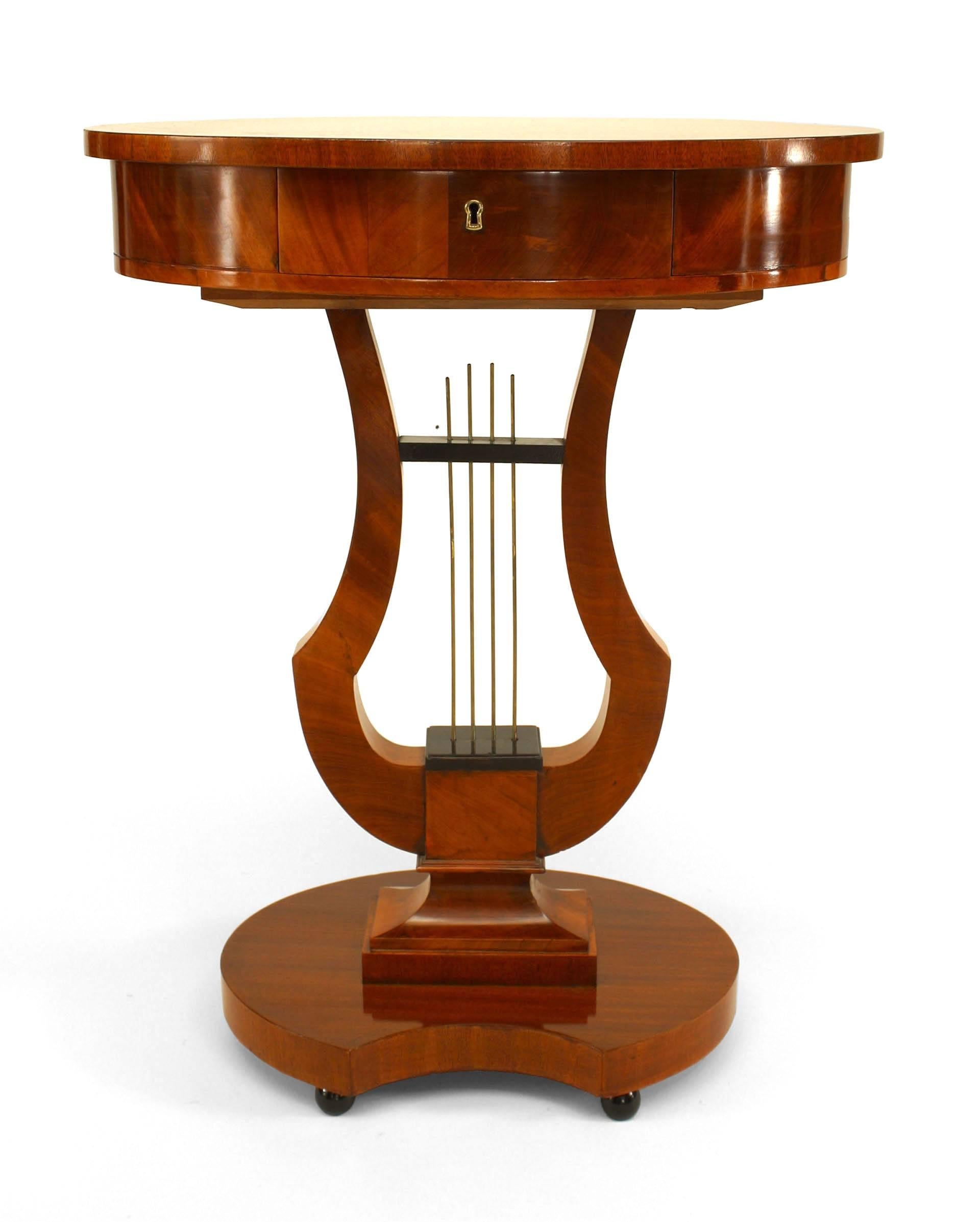 Paire de tables d'appoint ovales similaires de style Biedermeier allemand (XIXe siècle) en acajou avec un seul tiroir et une base garnie d'ébène avec une lyre en laiton. (PRIX PAR PAILLE)
